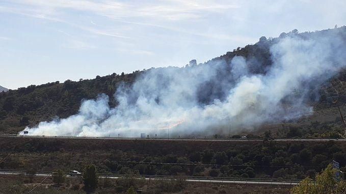 Declarado un incendio en una cuneta de la A-45 en Antequera dirección Málaga