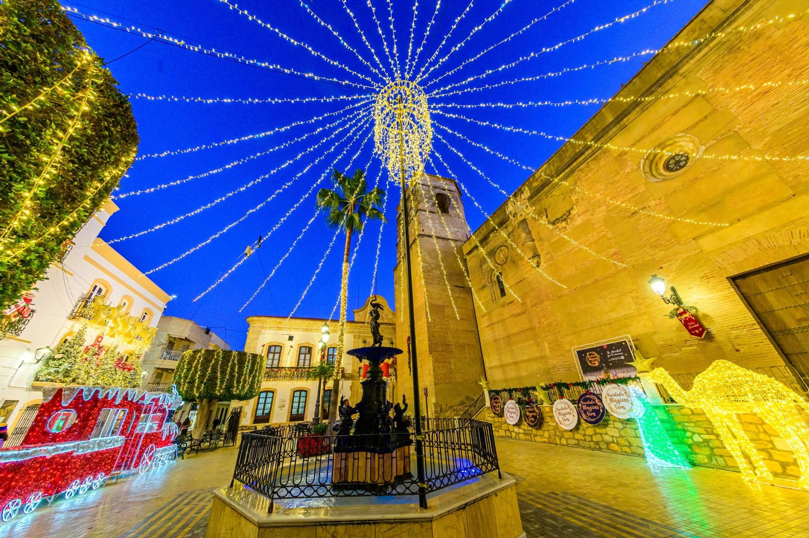 La Plaza y la Iglesia de Vera están iluminadas con una espectacular iluminación navideña.