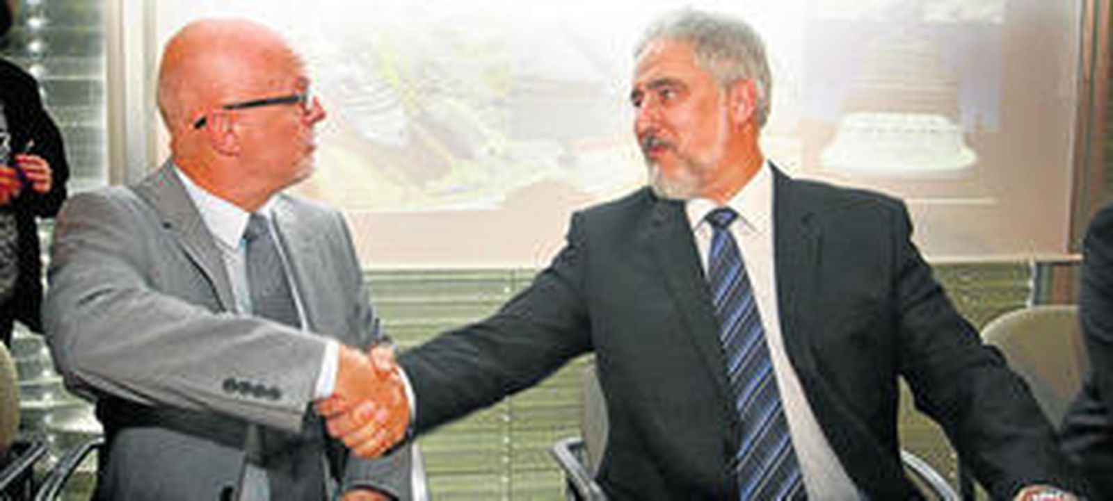 Kevin Douglas, de Royal Caribbean (izquierda) estrecha la mano a Esteban García Vilasánchez, de Navantia, tras la firma del acuerdo.