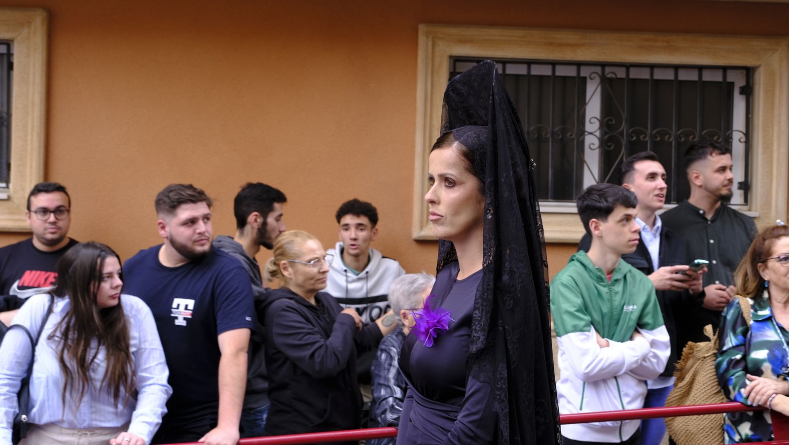 La Procesión de Los Ángeles de sobrepuso a la lluvia, en imágenes