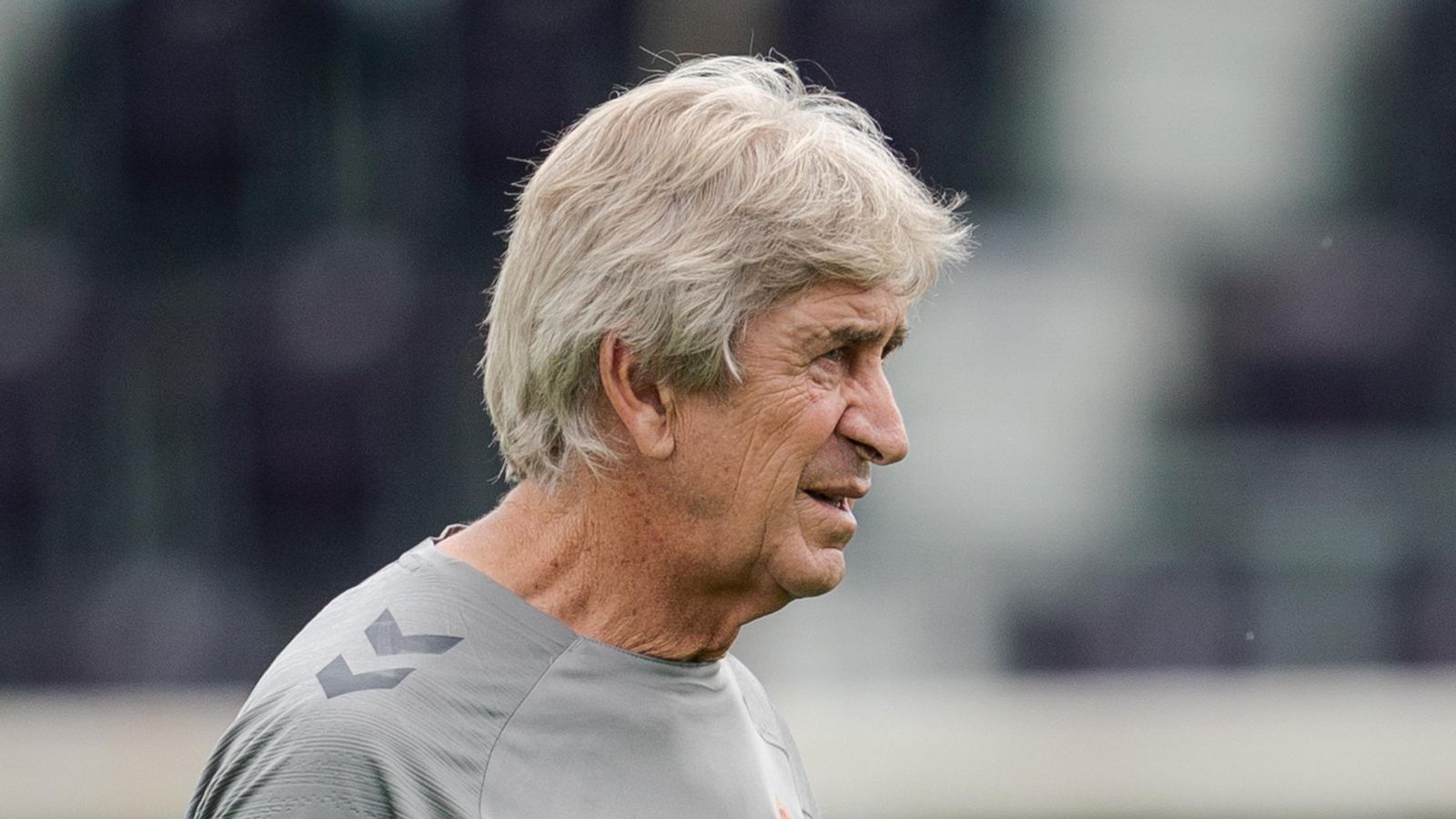 Manuel Pellegrini observa las evoluciones de su equipo durante el duelo con el Austria Salzburgo.