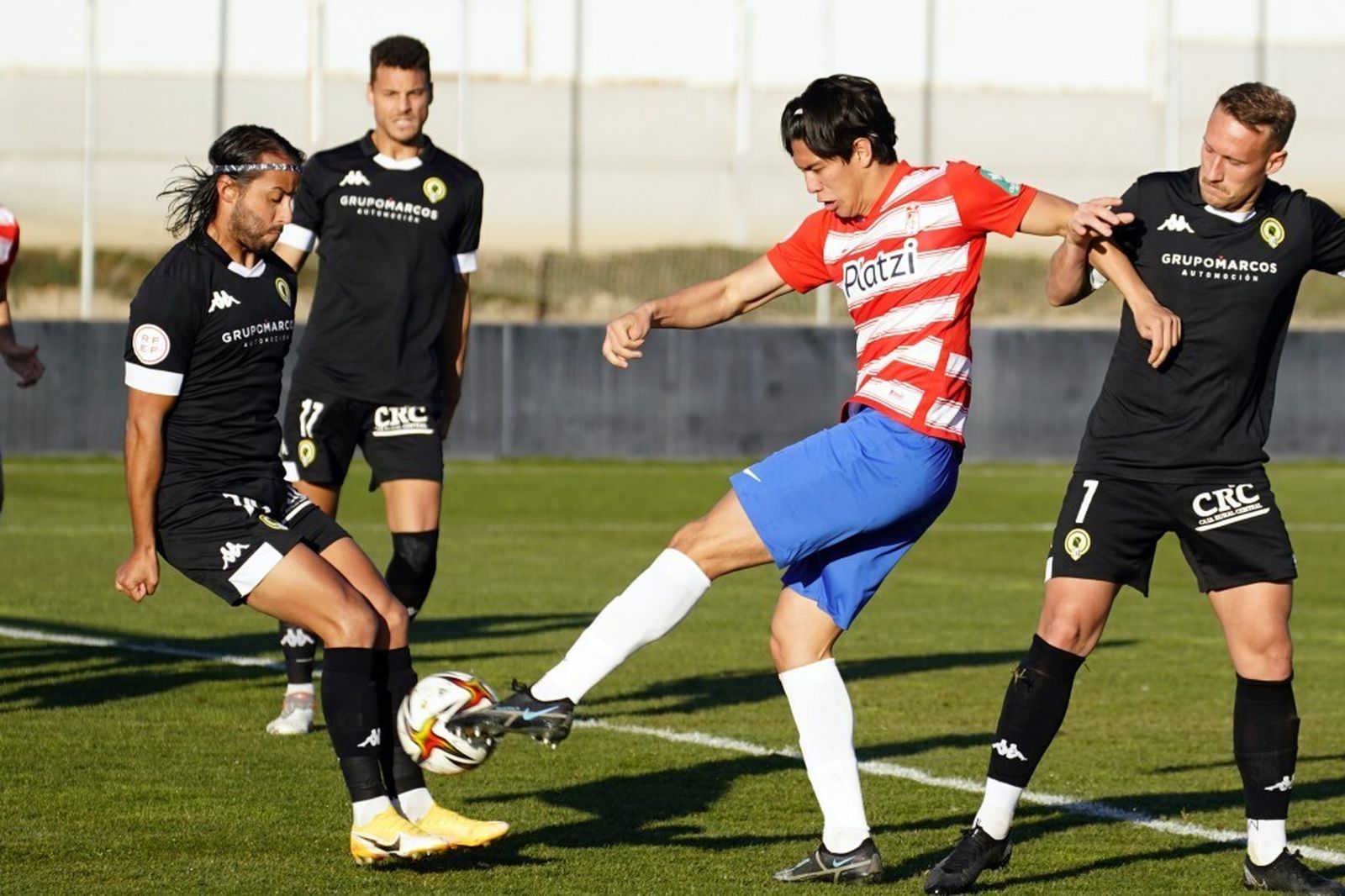 Leo Sepúlveda intenta disputar el esférico.