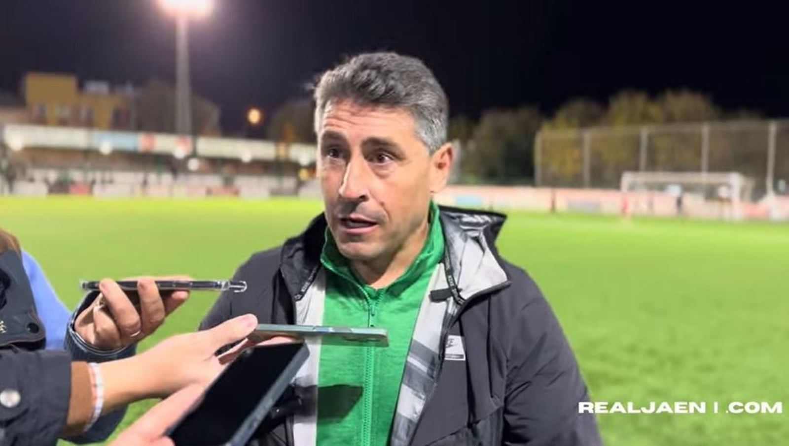 Roberto Peragón atiende a los medios de comunicación en el césped del Matías Prats.