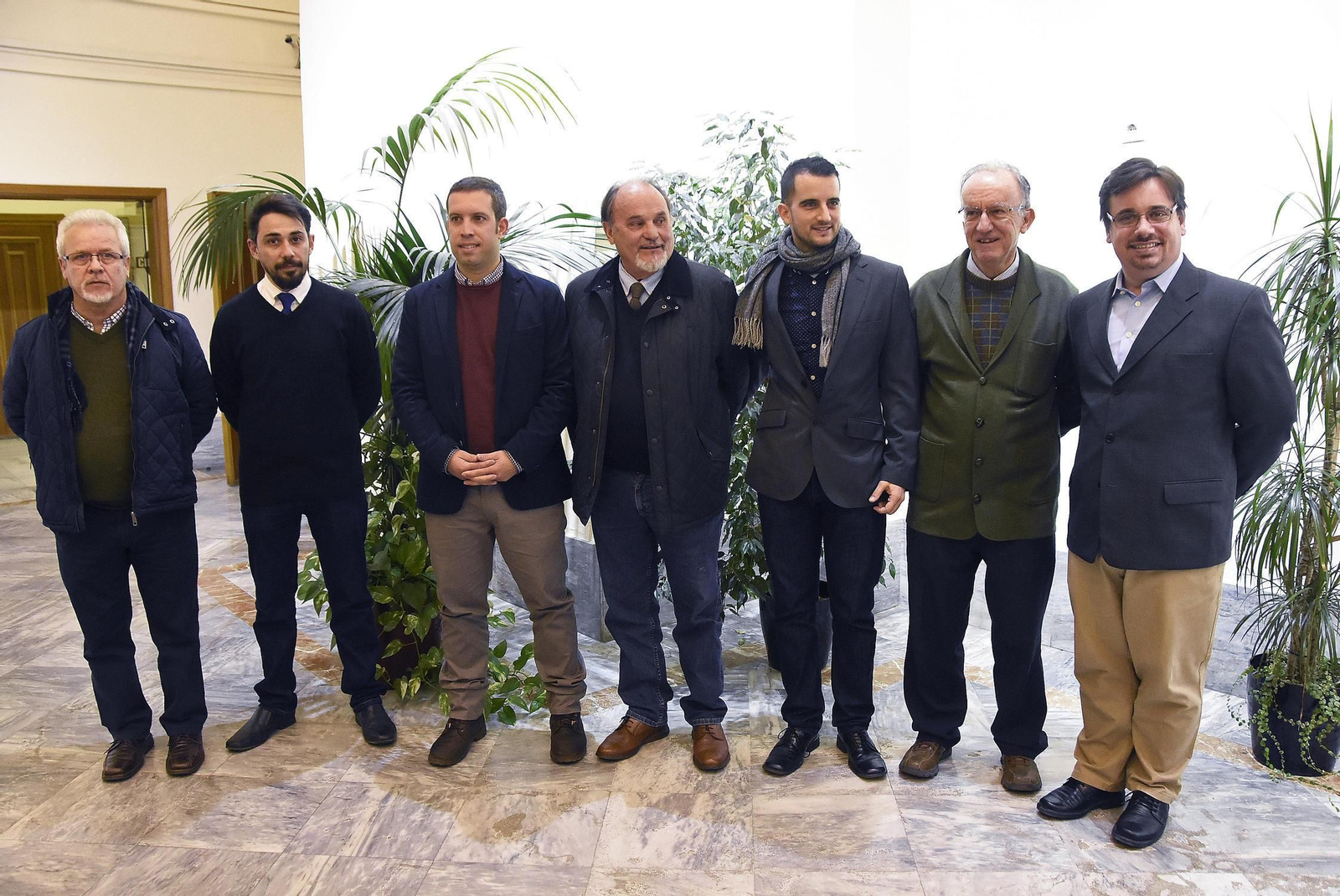 El hijo de Sebastián Santos flanqueado por el alcalde de Higuera y el presidente de Múltiplo Social.