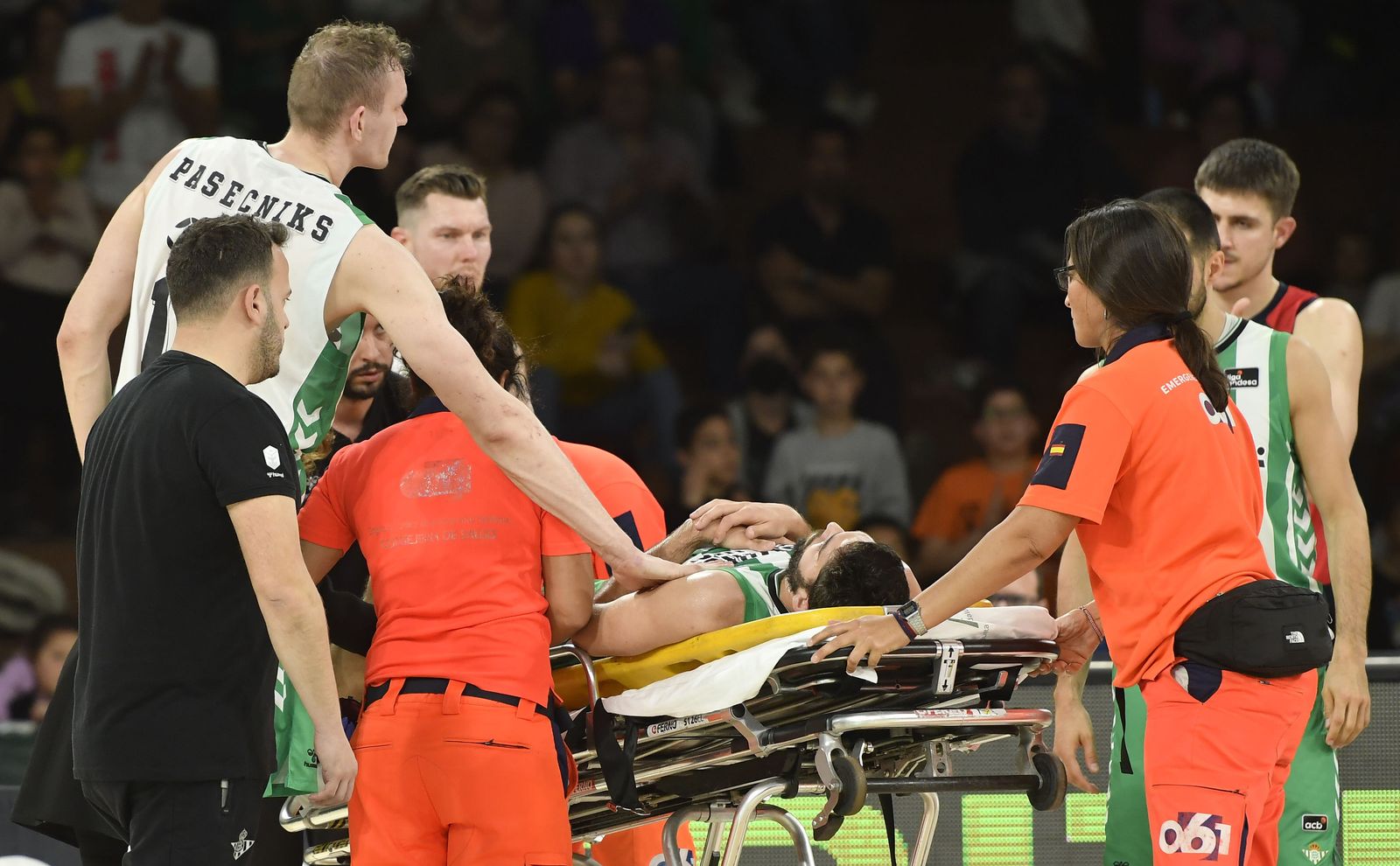 Pepe Pozas abandona la cancha en camilla entre la preocupación de sus compañeros.