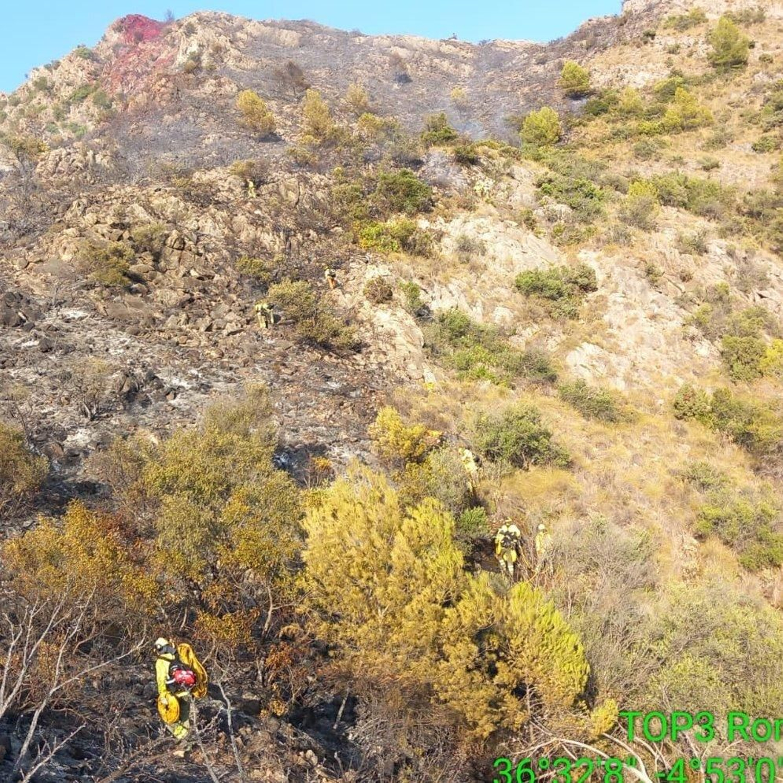 Los bomberos desplazándose a pie hasta el lugar del fuego. Los bomberos desplazándose a pie hasta el lugar del fuego.