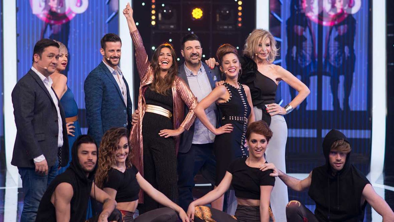 Nuria Roca (centro), junto al grupo de comentaristas del programa.