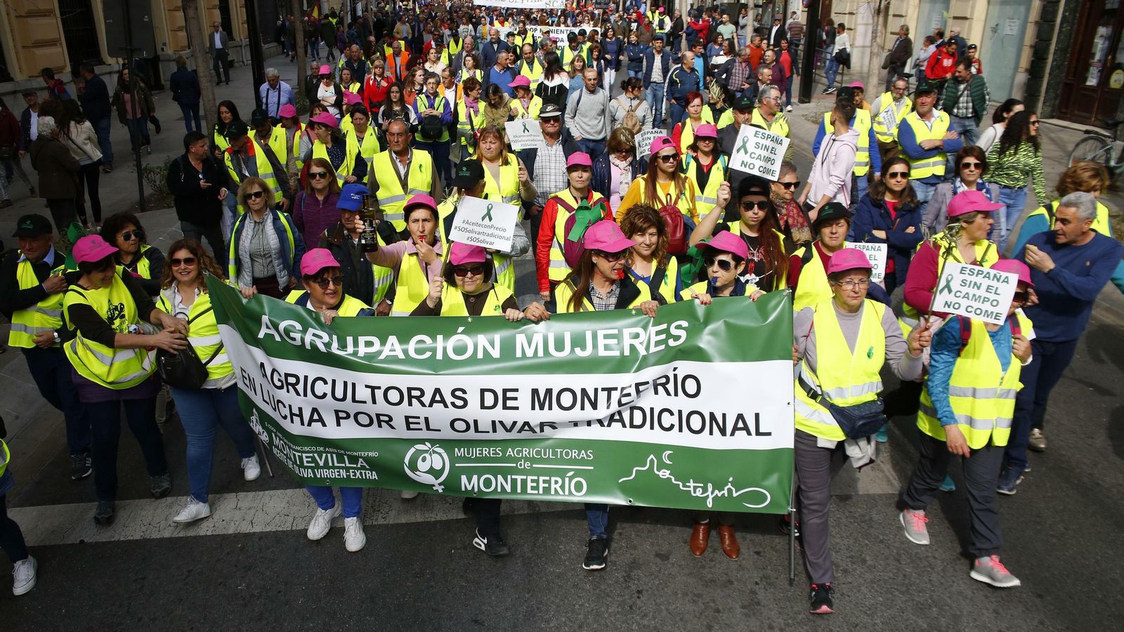 La manifestación de agricultores colapsó el tráfico de la ciudad durante horas.