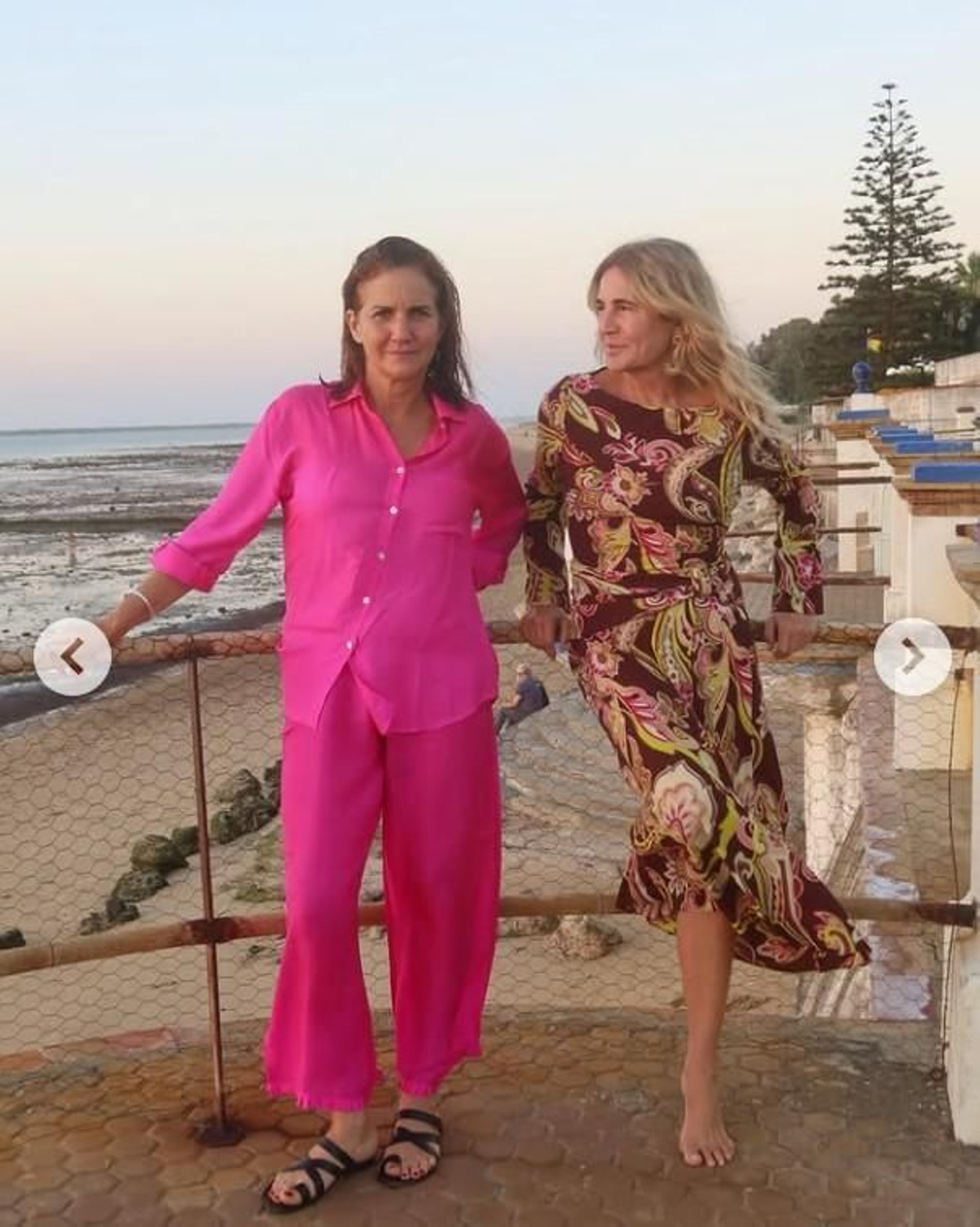 Samantha Vallejo Nágera con una amiga en la playa de Sanlúcar.