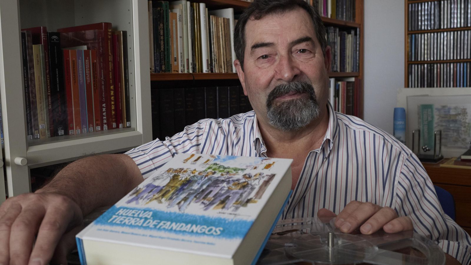 Miguel Ángel Fernández posa junto a un ejemplar de 'Huelva, tierra de fandangos'