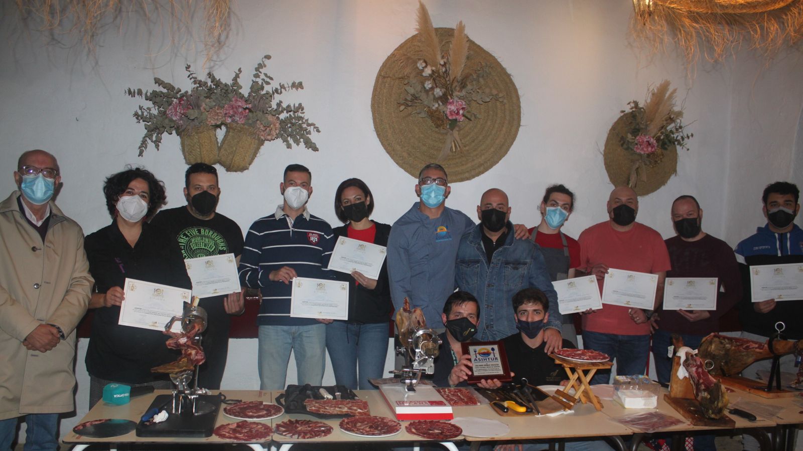 Participantes en el curso solidario de corte de jamón en San Fernando.