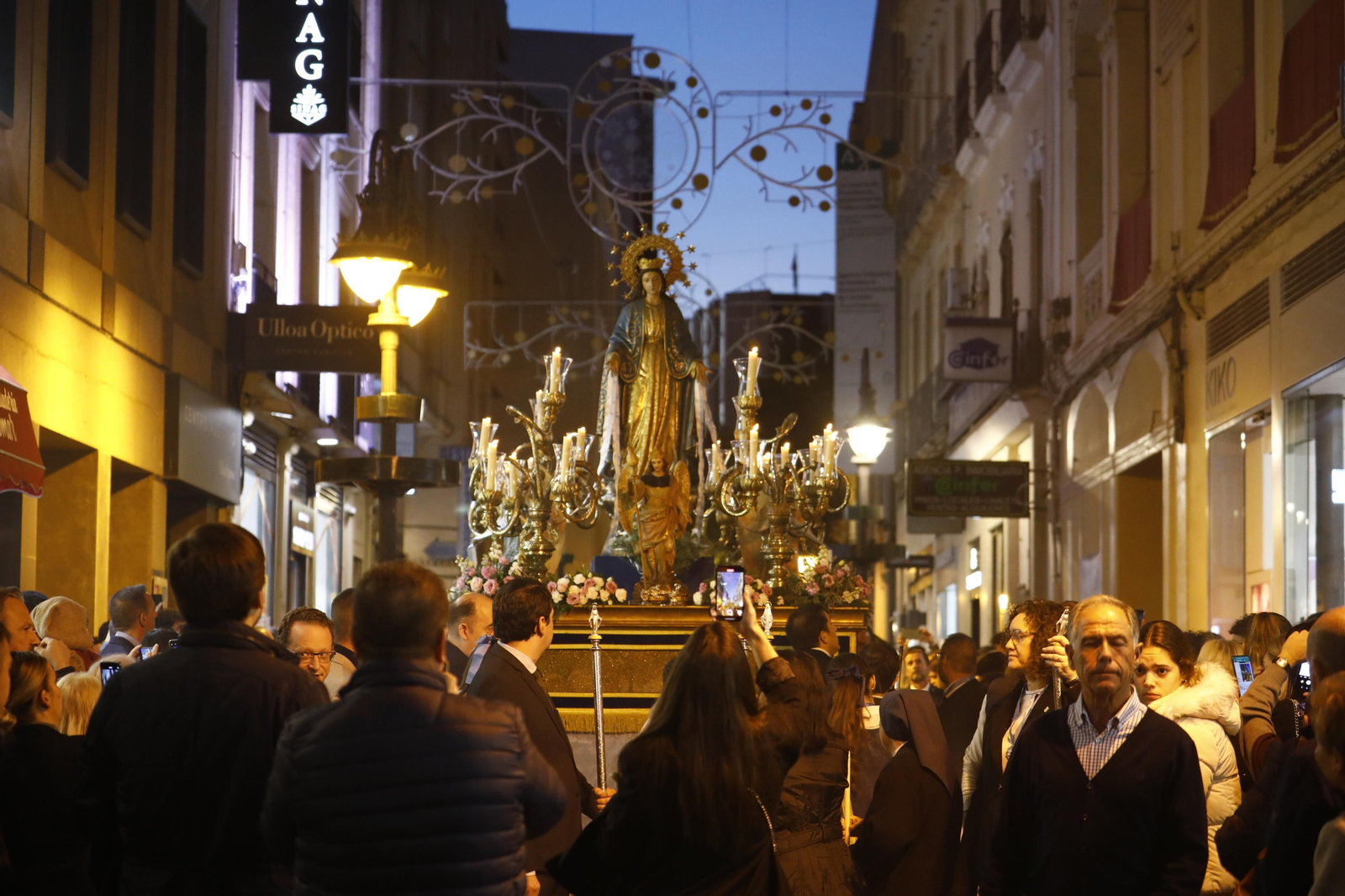 La procesión de la Virgen Milagrosa de Córdoba, en imágenes