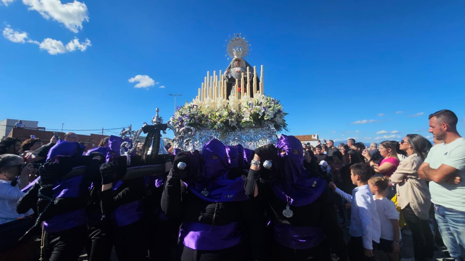 El paso de la Santa Madre de Dios, Luz y Esperanza, en La Atunara.