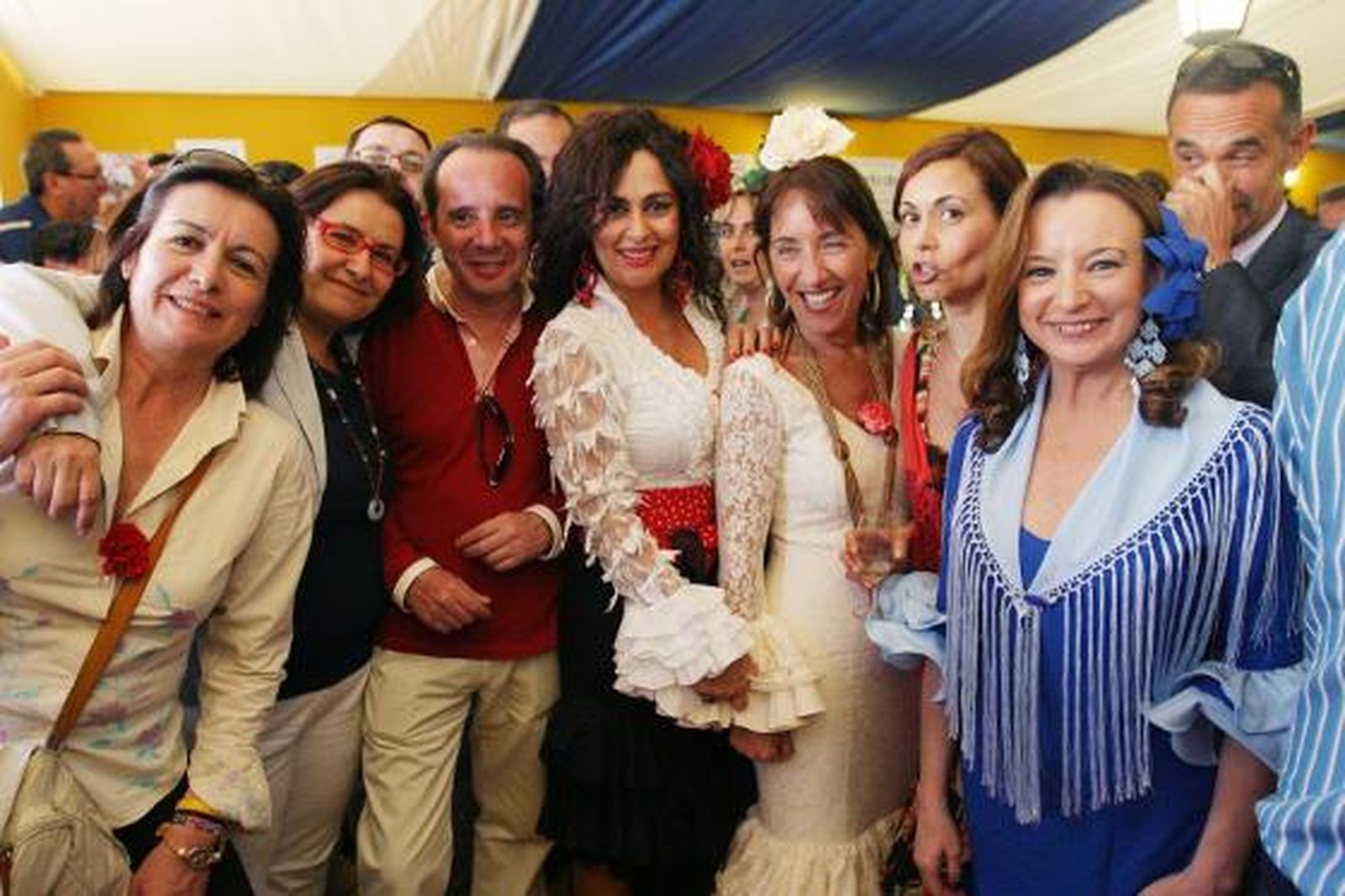 Un grupo de empleadas de Recursos Humanos y Presidencia del Ayuntamiento de Jerez disfrutando de la tarde en la caseta del Diario

Foto: Vanesa Lobo