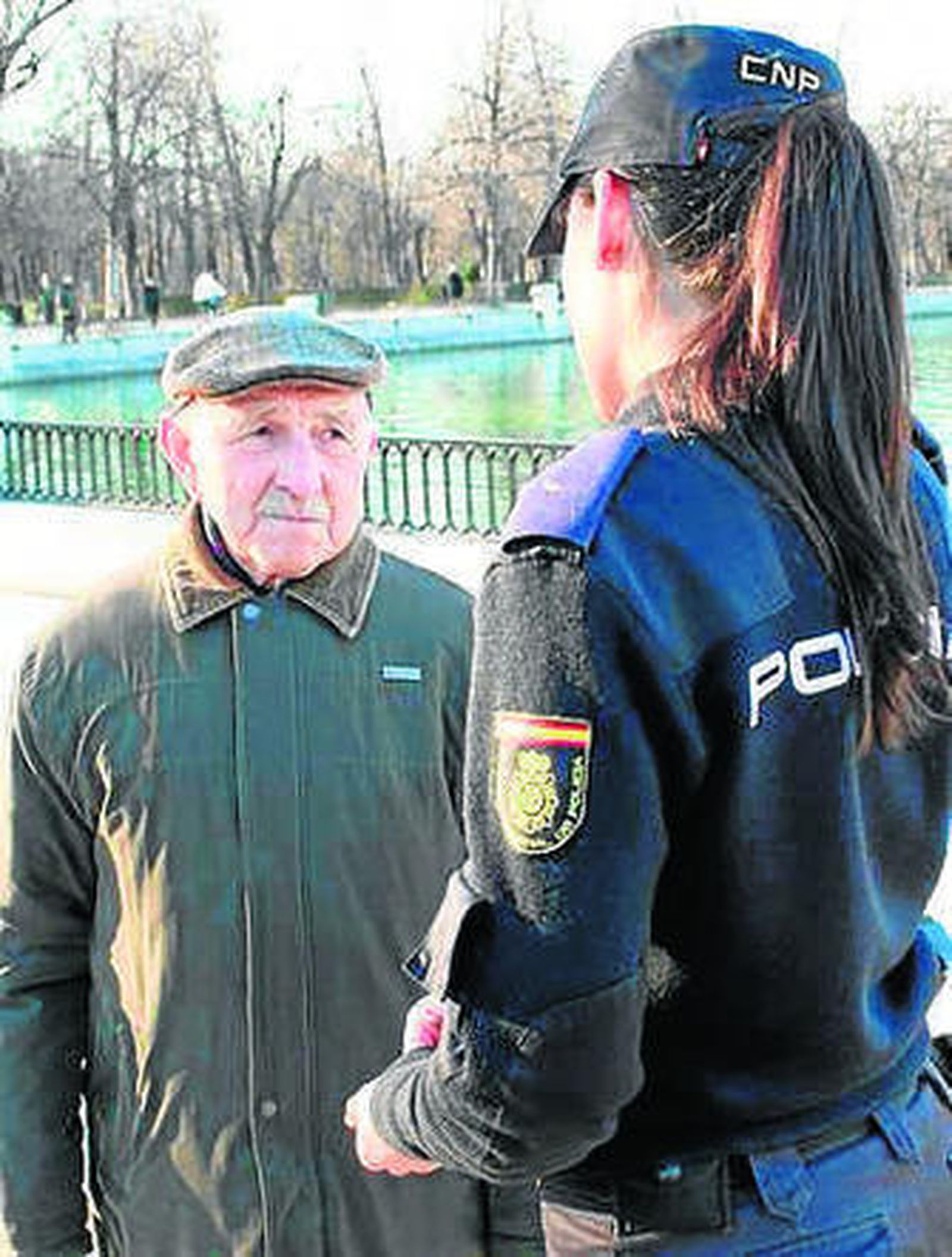 Un agente habla con un anciano.