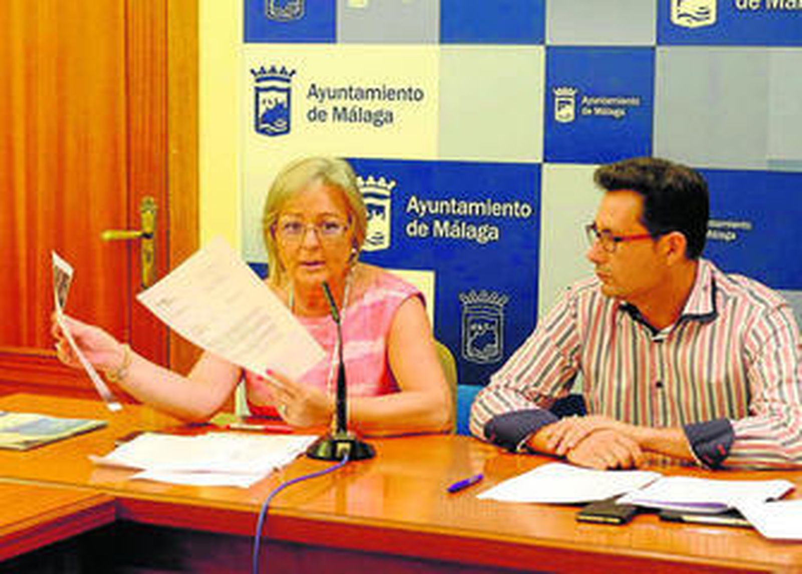 Los concejales Teresa Porras y Francisco Pomares, ayer en la presentación.
