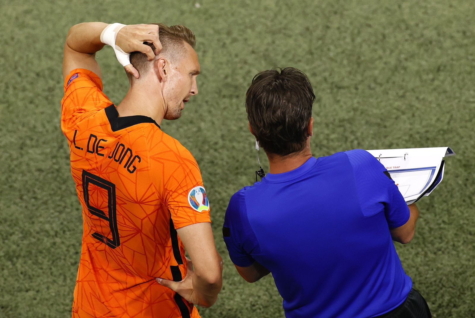 De Jong recibe instrucciones antes de sustituir a Depay ante Austria.