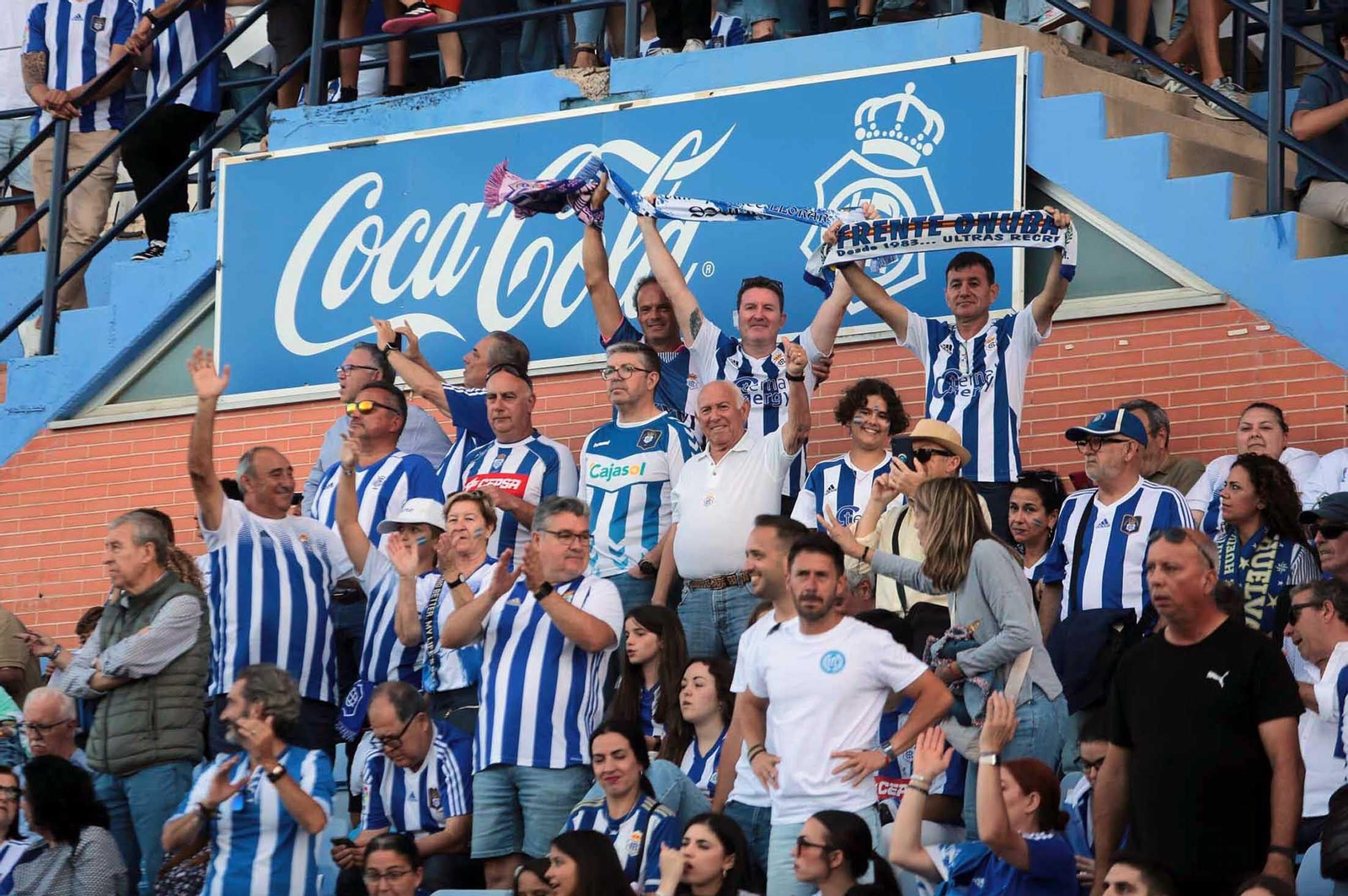 Imágenes del gran ambiente en el Nuevo Colombino en el ascenso del Recre