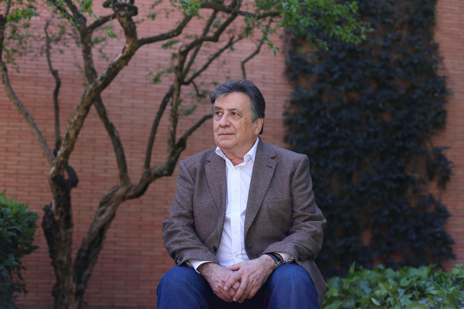 Luis Landero (Alburquerque, Badajoz, 1948) ante la Biblioteca Infanta Elena, donde ha presentado este martes su libro de la mano del CAL.