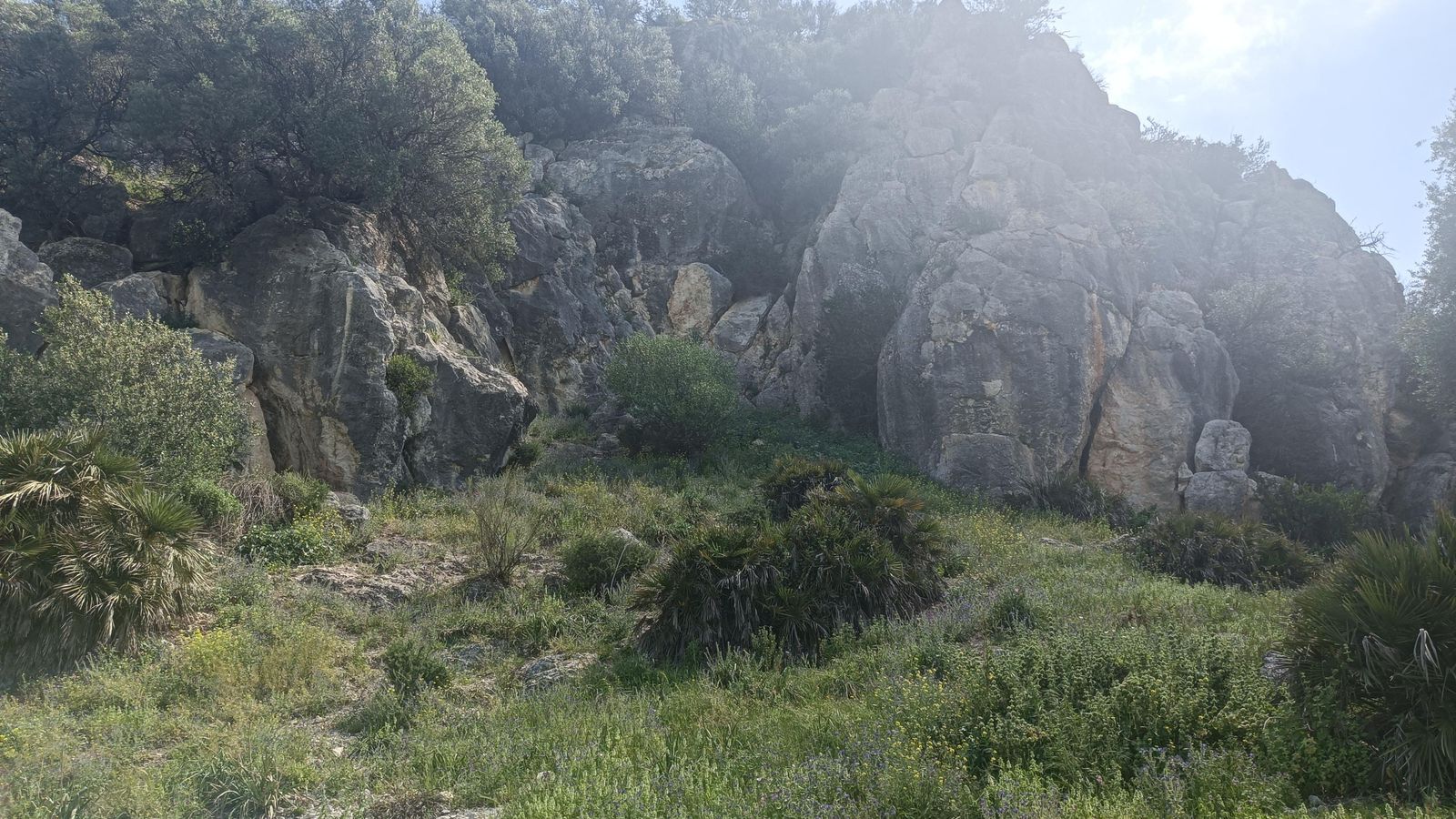 Formaciones rocosas a los pies del cerro del castillo.