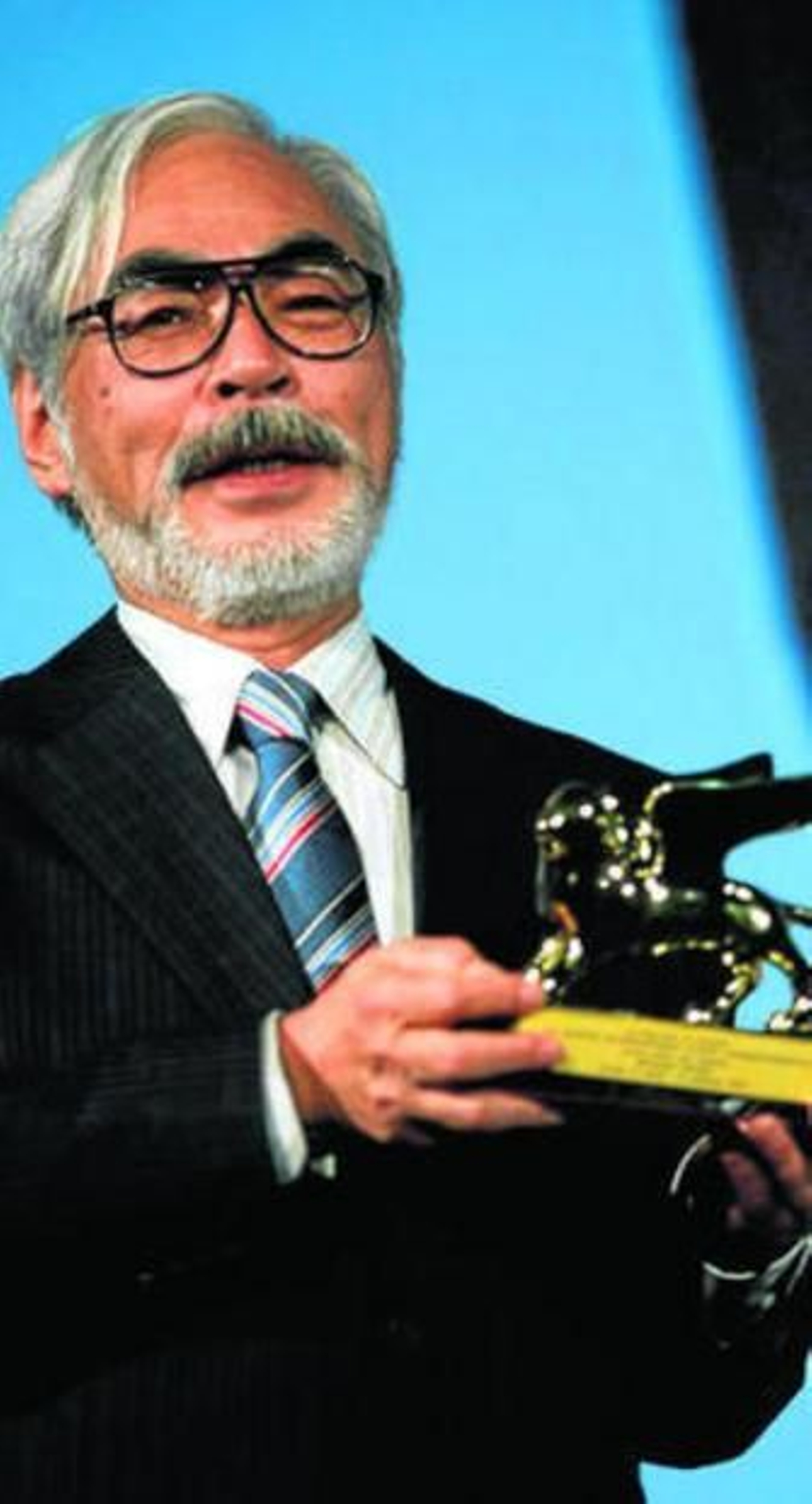 El legendario Hayao Miyazaki, con el León de Oro del Festival de Venecia.