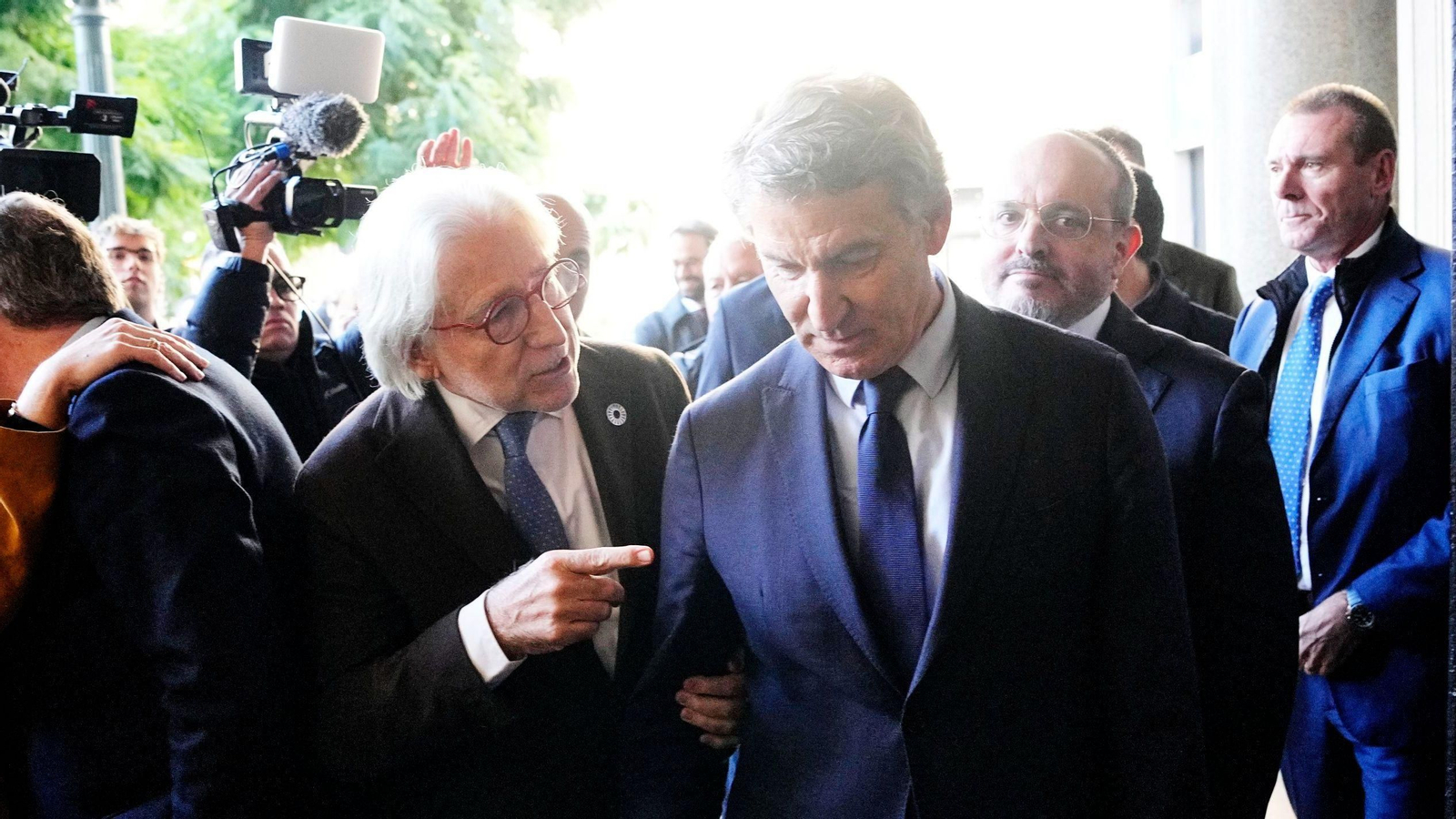 El presidente del PP, Alberto Núñez Feijóo, acompañado del presidente de Foment del Treball, Josep Sánchez Llibre, la semana pasada en Barcelona.