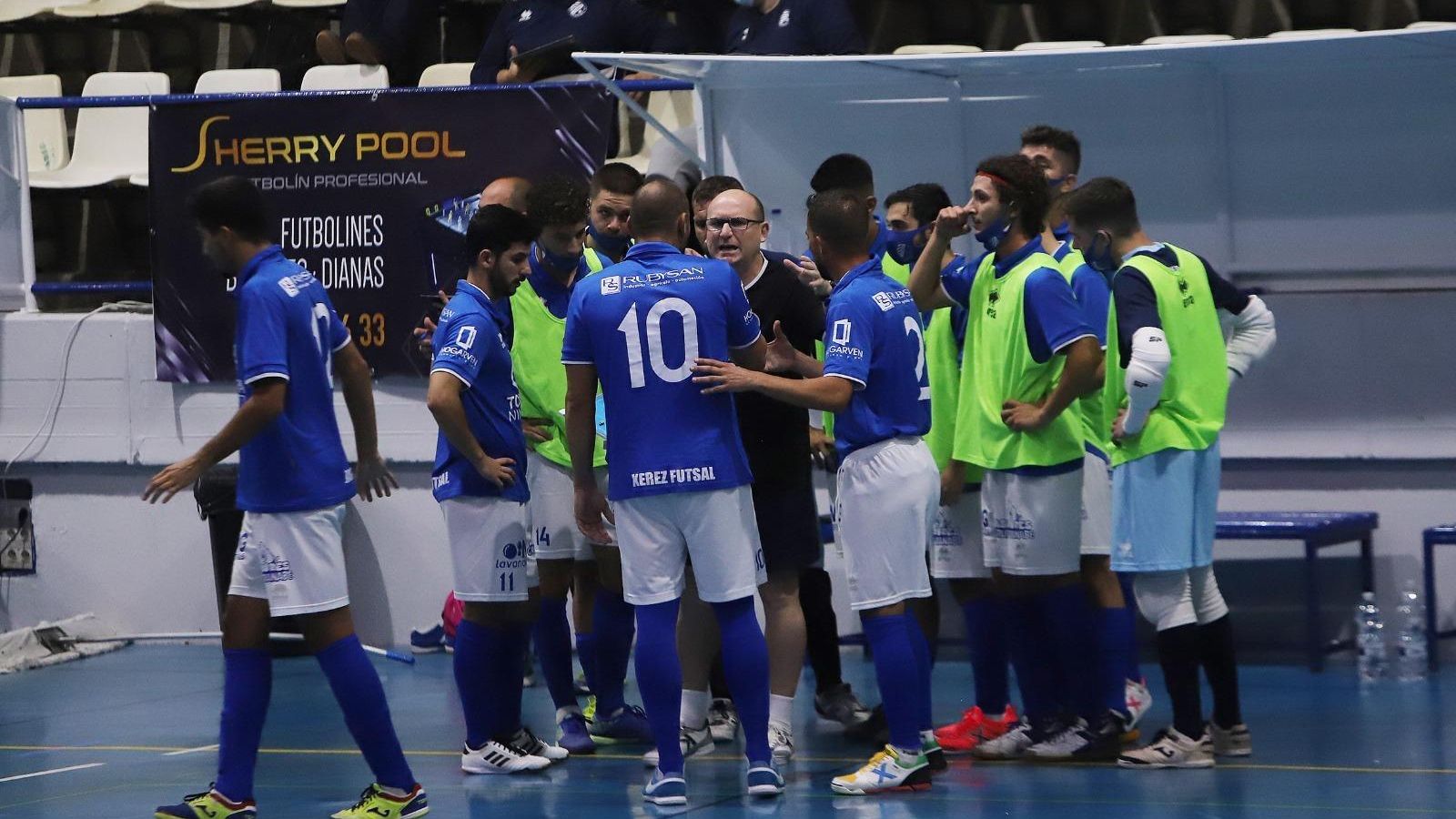 Jesús Azurmendi da instrucciones a Moi y al resto de jugadores.