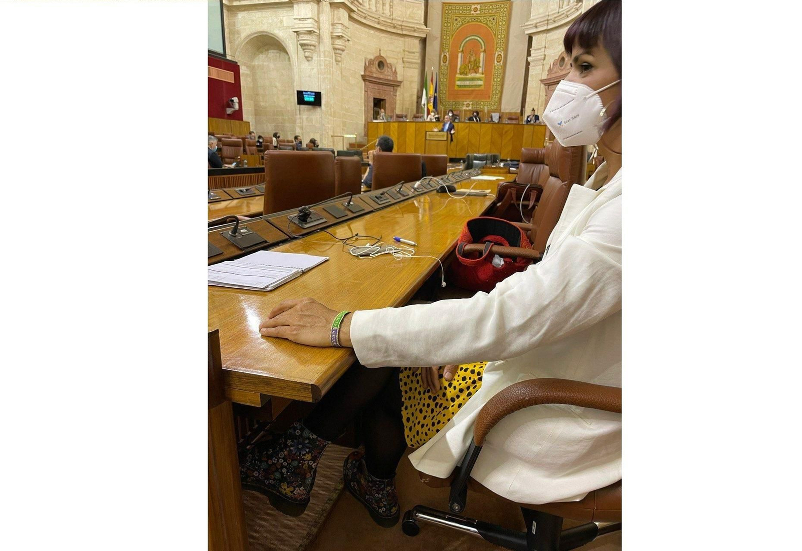Teresa Rodríguez luce en el Parlamento de Andalucía una pulsera de la cofradía de Cigarreras. Teresa Rodríguez luce en el Parlamento de Andalucía una pulsera de la cofradía de Cigarreras.
