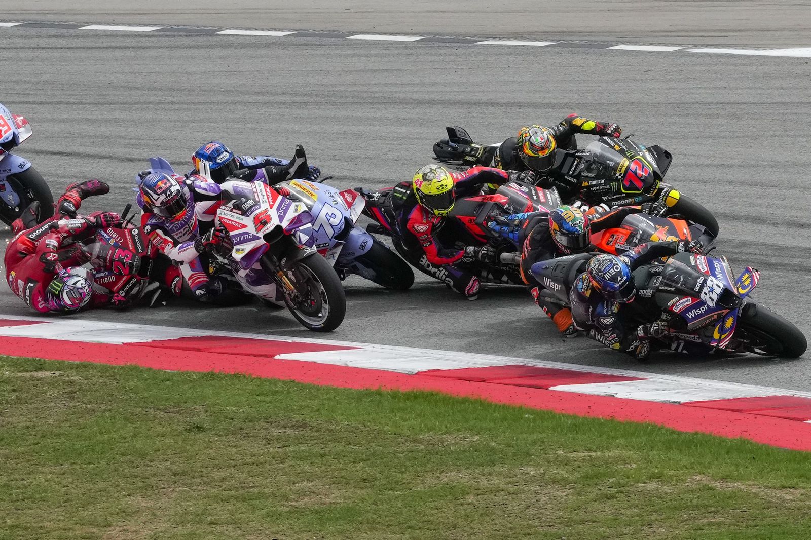 Las cariñosas fotos de Piqué, Clara Chía en el Mundial de Motos en Montmeló