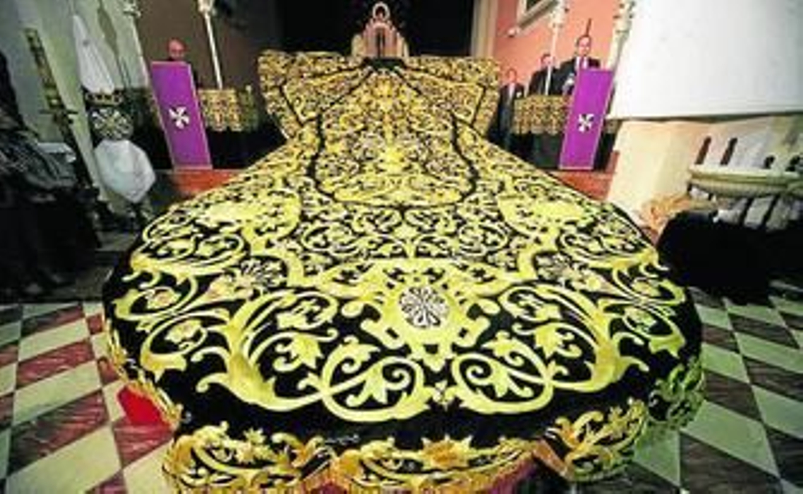 Nuevo manto de la Soledad de Mena.