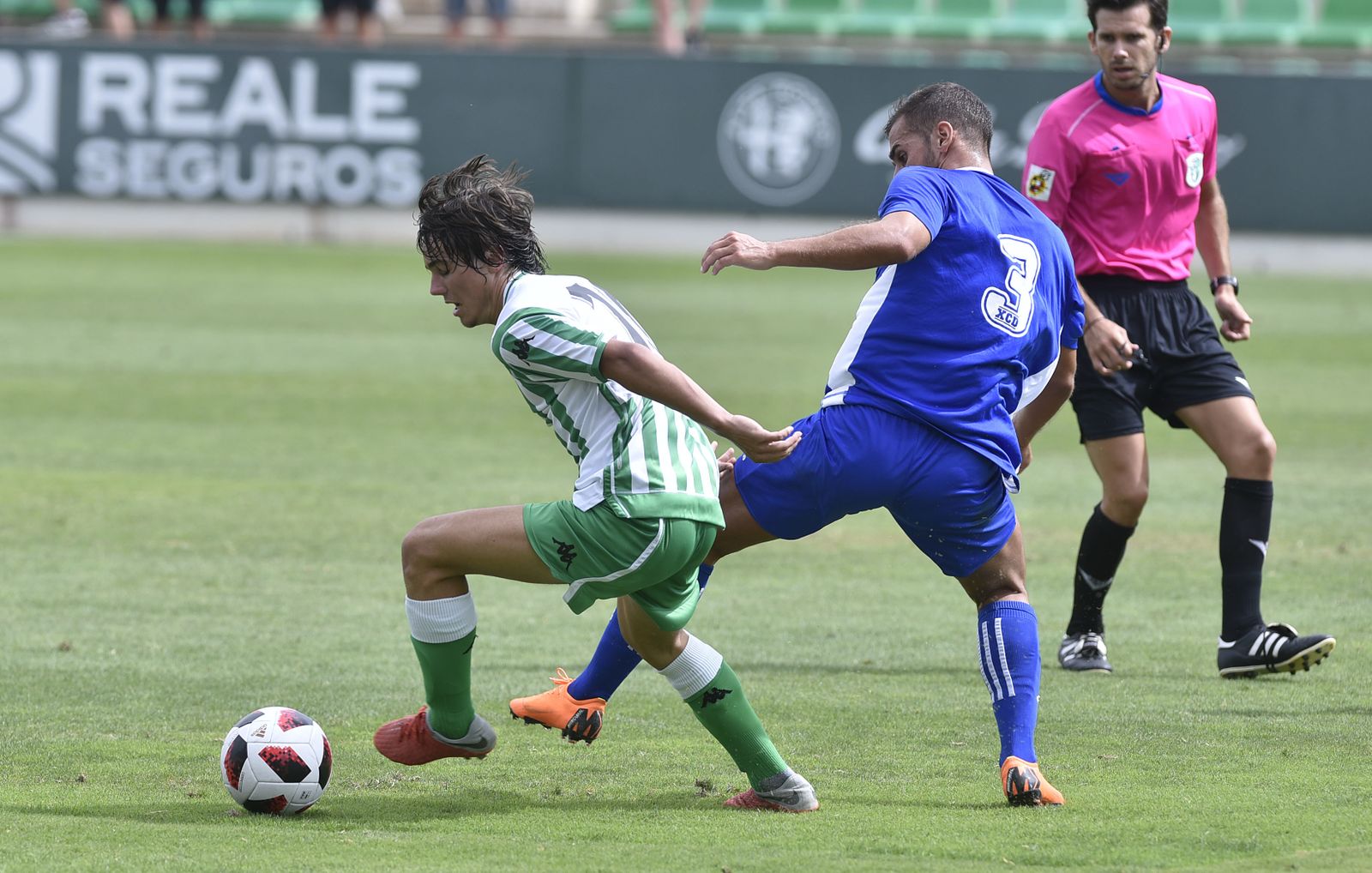El verdiblanco Rodri pugna con un jugador xerecista en el partido de la primera vuelta.