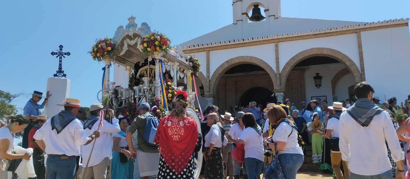 El Rocío 2023: La Hermandad de Moguer emprende su caminar a la Aldea