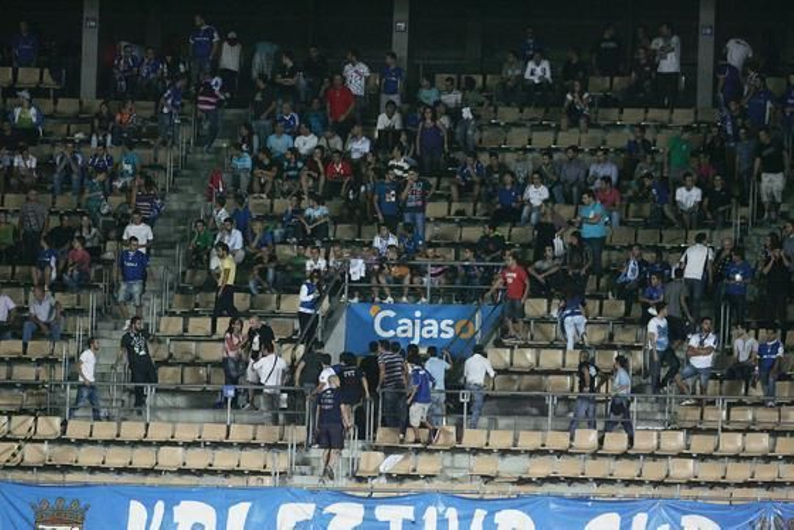 Aficionados de Fondo Sur, desalojando la grada en señal de protesta por llevarse la Policía a dos de ellos. 

Foto: Pascual