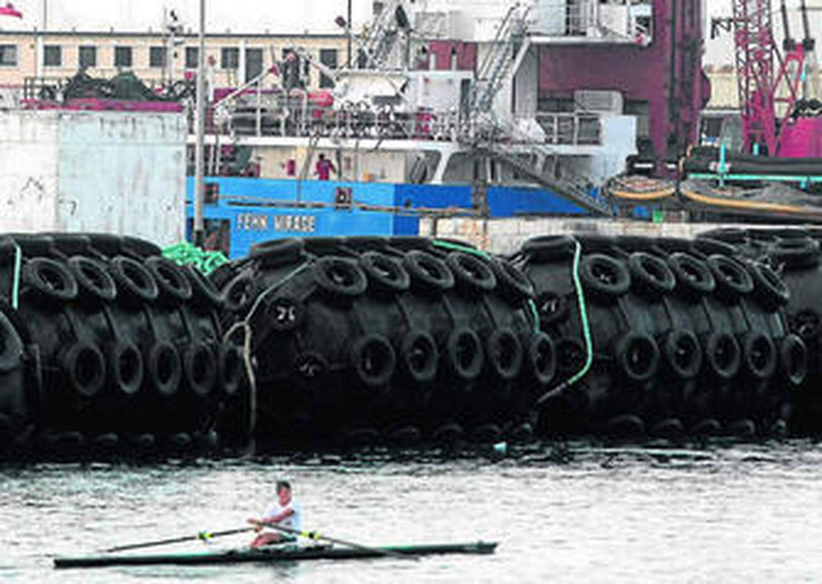 El 'Fehn Mirage', atracado ayer en un muelle interior.