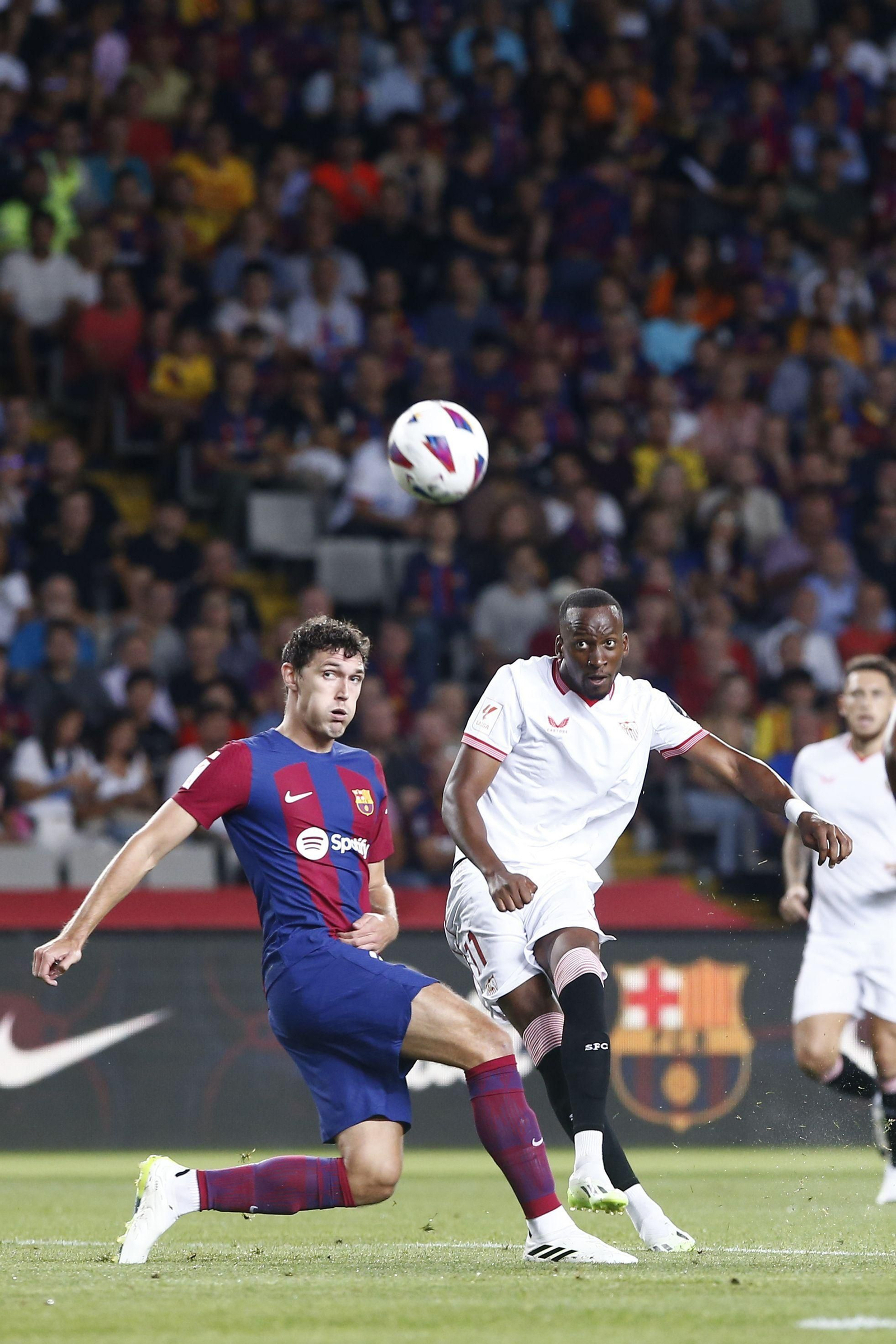 Lukébakio intenta un disparo de rosca en el primer tiempo ante Christensen.