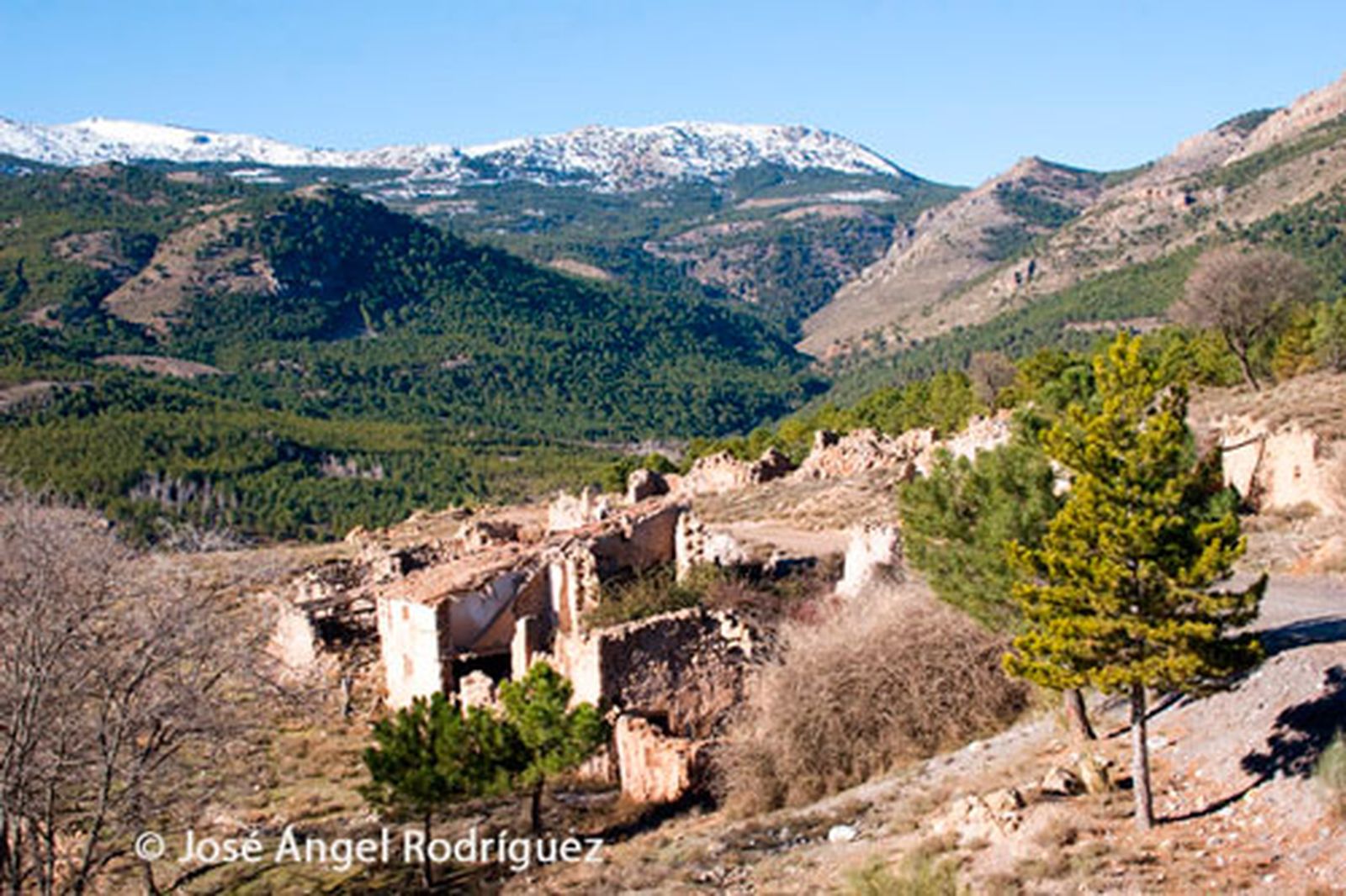 Vista general de la aldea de Pocopán, con el Calar de Rapa al fondo