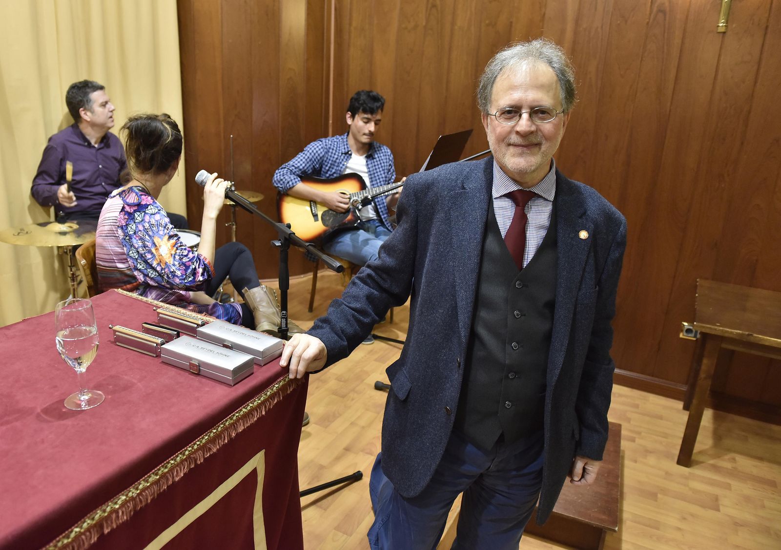 Ramón Reig. Detrás, el grupo que amenizó la presentación: su hija Sara, Andrei y Cristóbal.