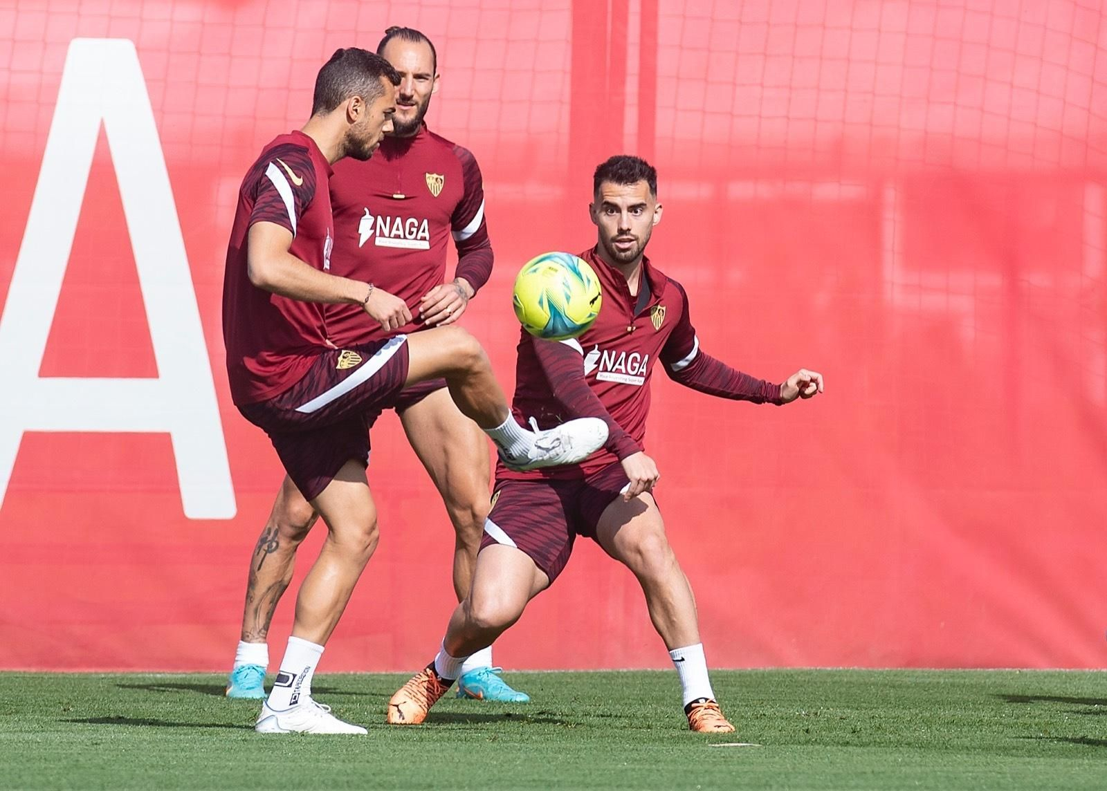 Joan Jordán, Gudelj y Suso, en el entrenamiento de este martes.