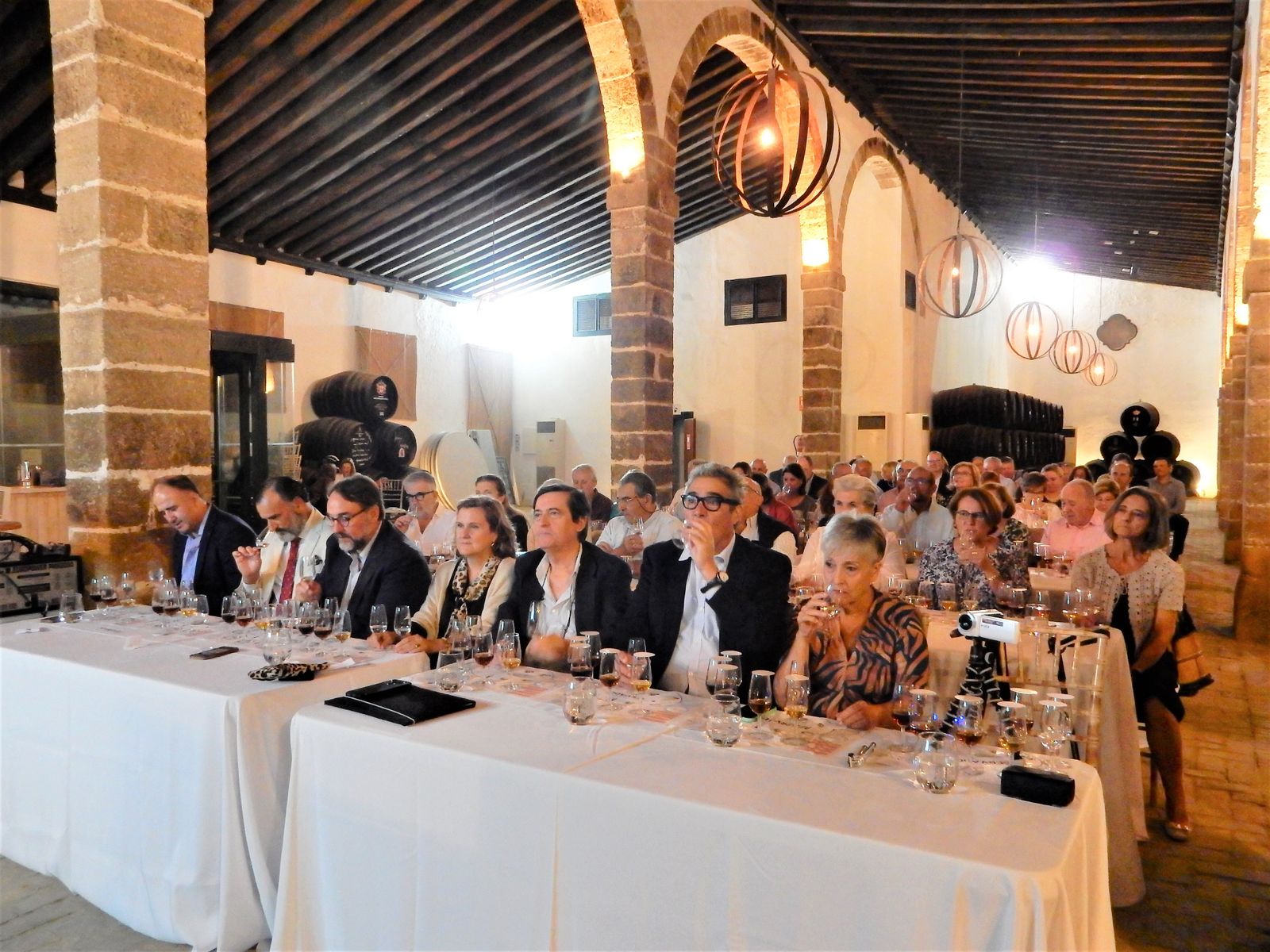 Un momento de la cata de brandy en la bodega del Castillo se San Marcos.