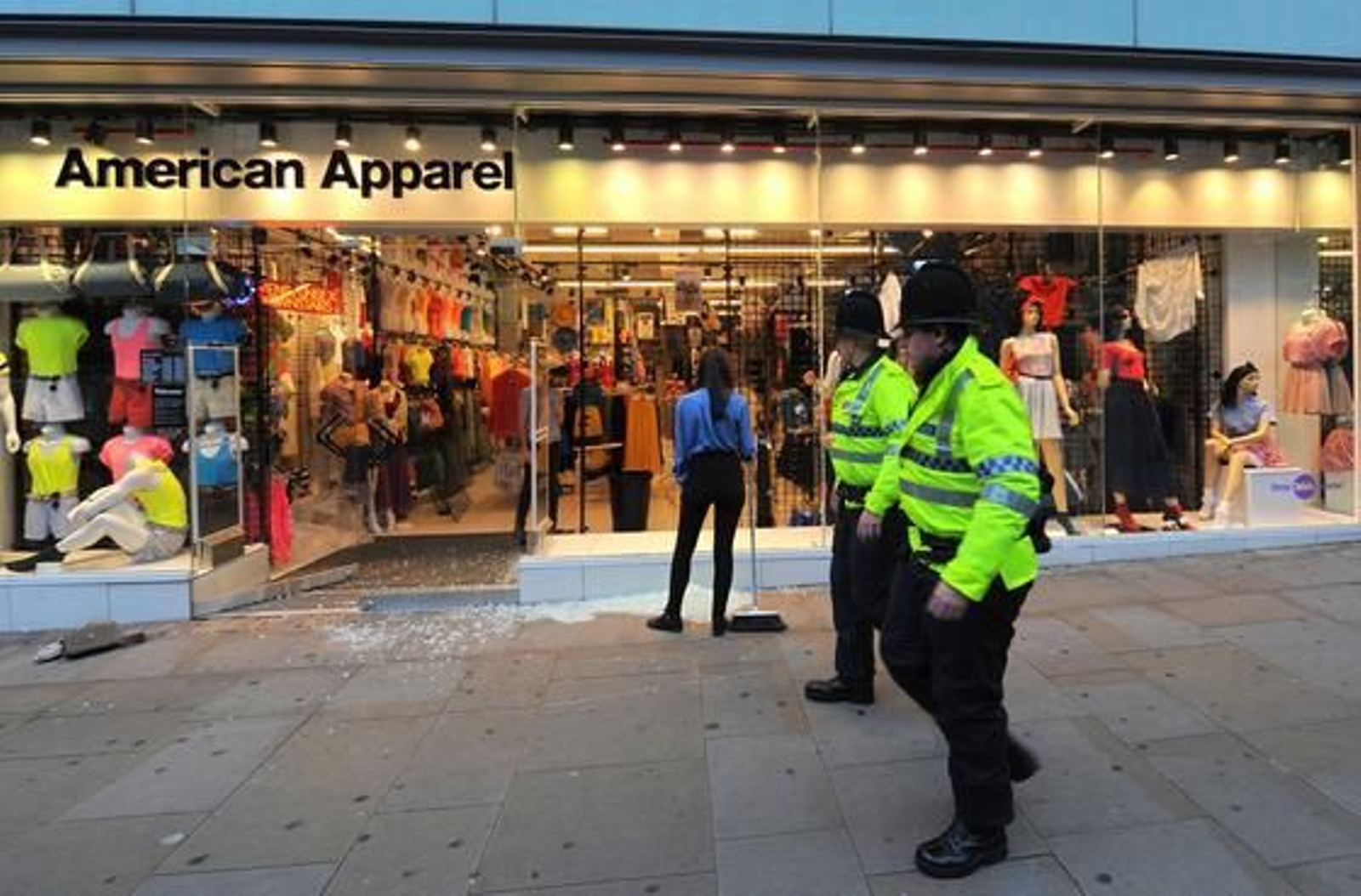 Los disturbios se propagan por diversos barrios de Londres y otras ciudades como Manchester, Birmingham y Liverpool.

Foto: AFP