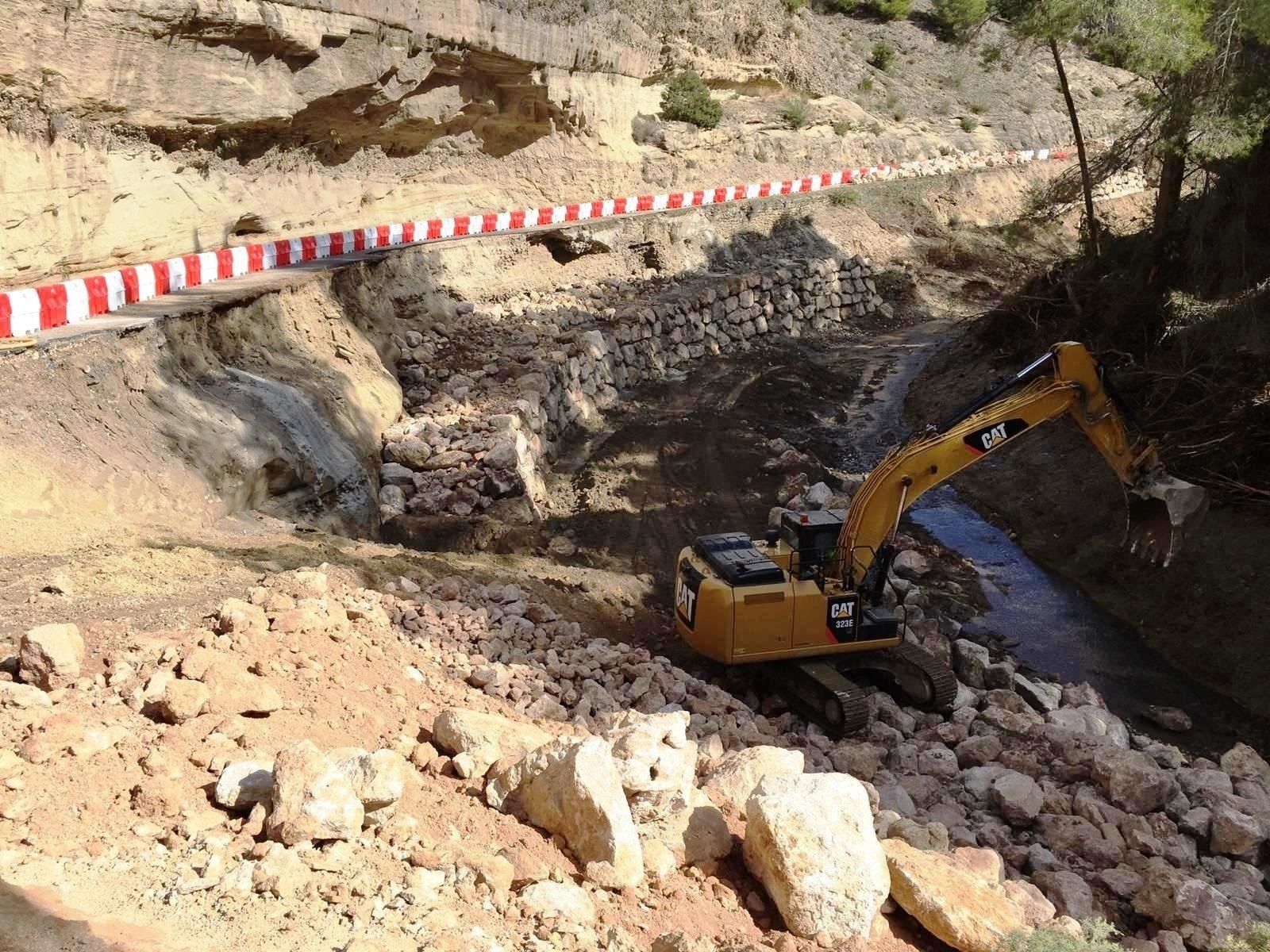 Trabajos de arreglos tras las lluvias en el entorno del Caminito del Rey.