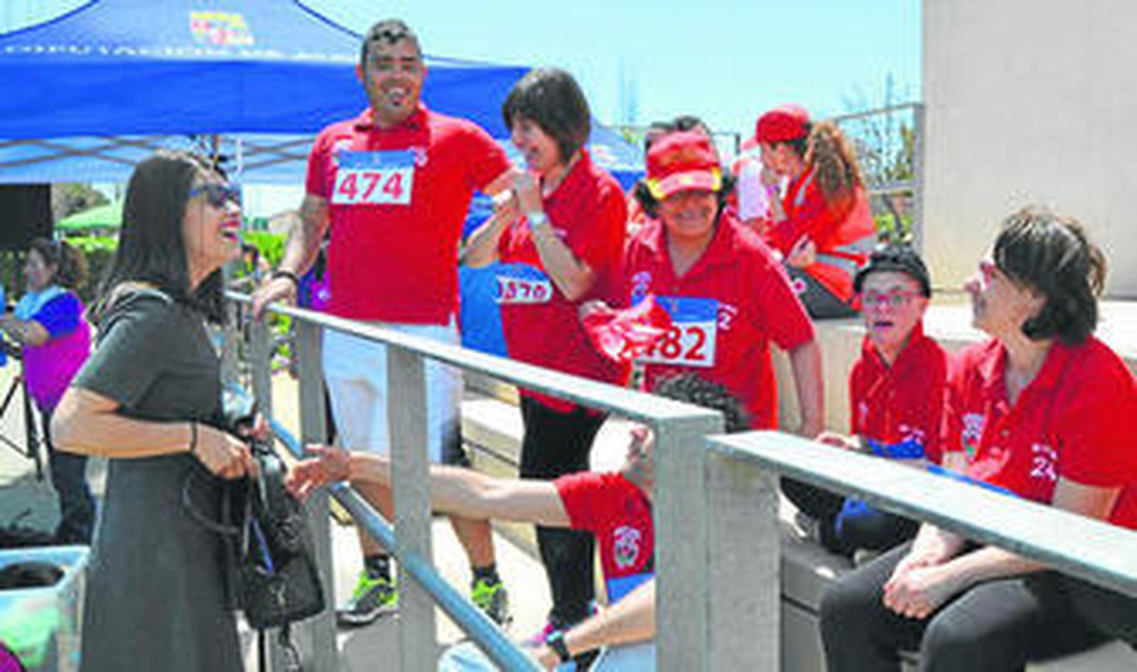 Ángeles Martínez, diputada de Deportes, conversando con algunos participantes.