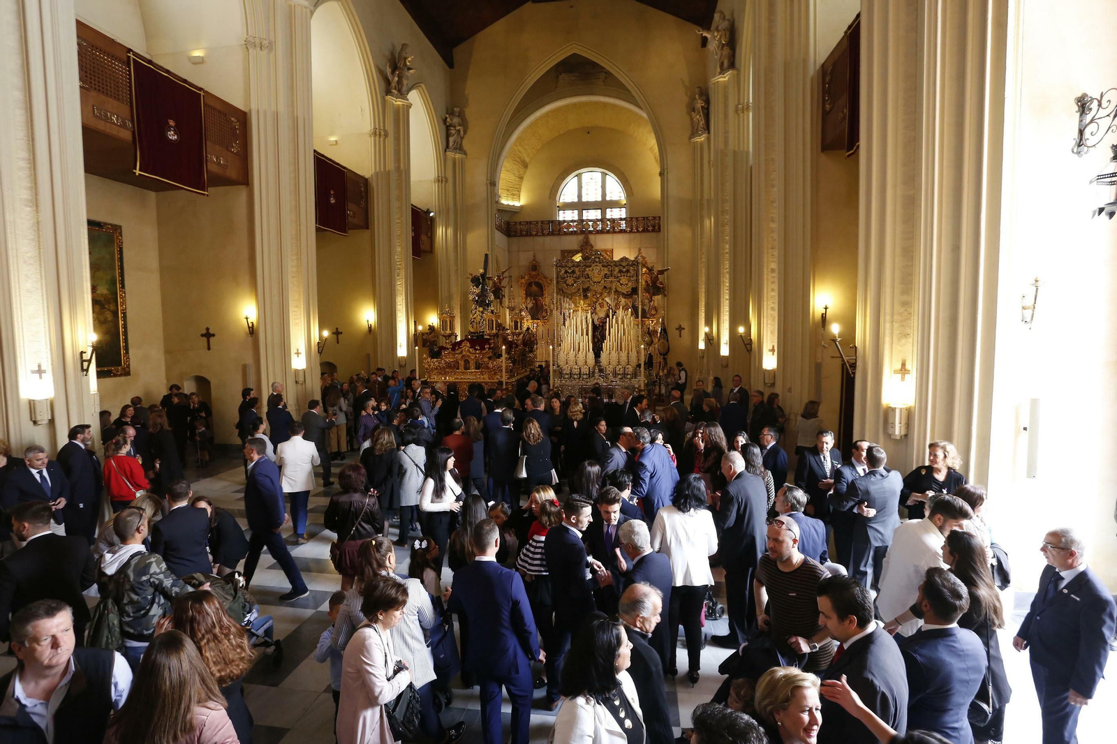 Colas en los templos a la espera de la Madrugá