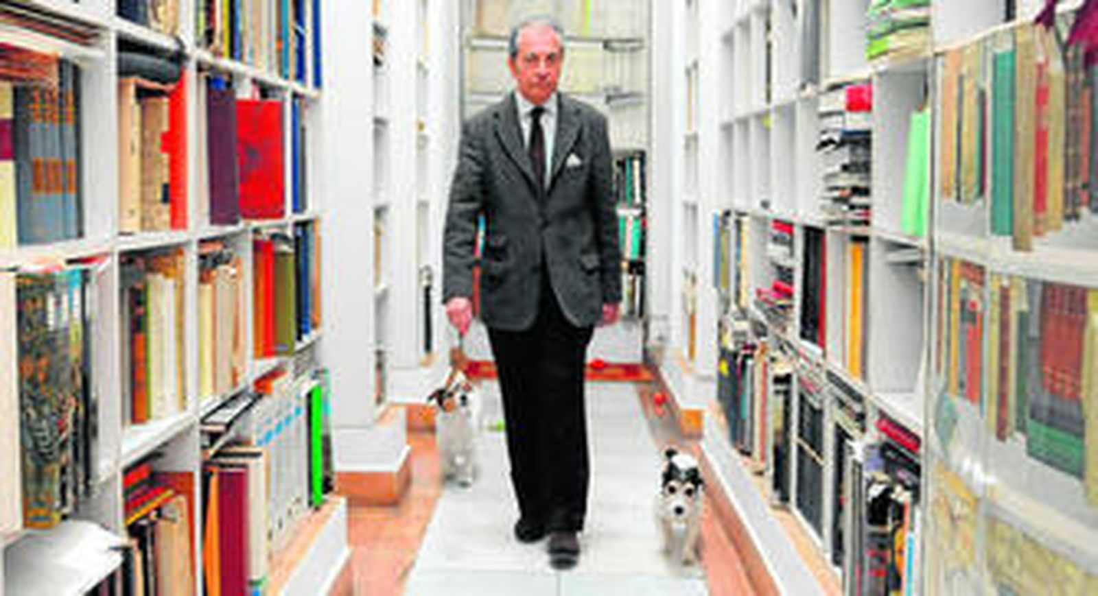 Vicente Lleó, en su domicilio, junto a sus inseparables perros.