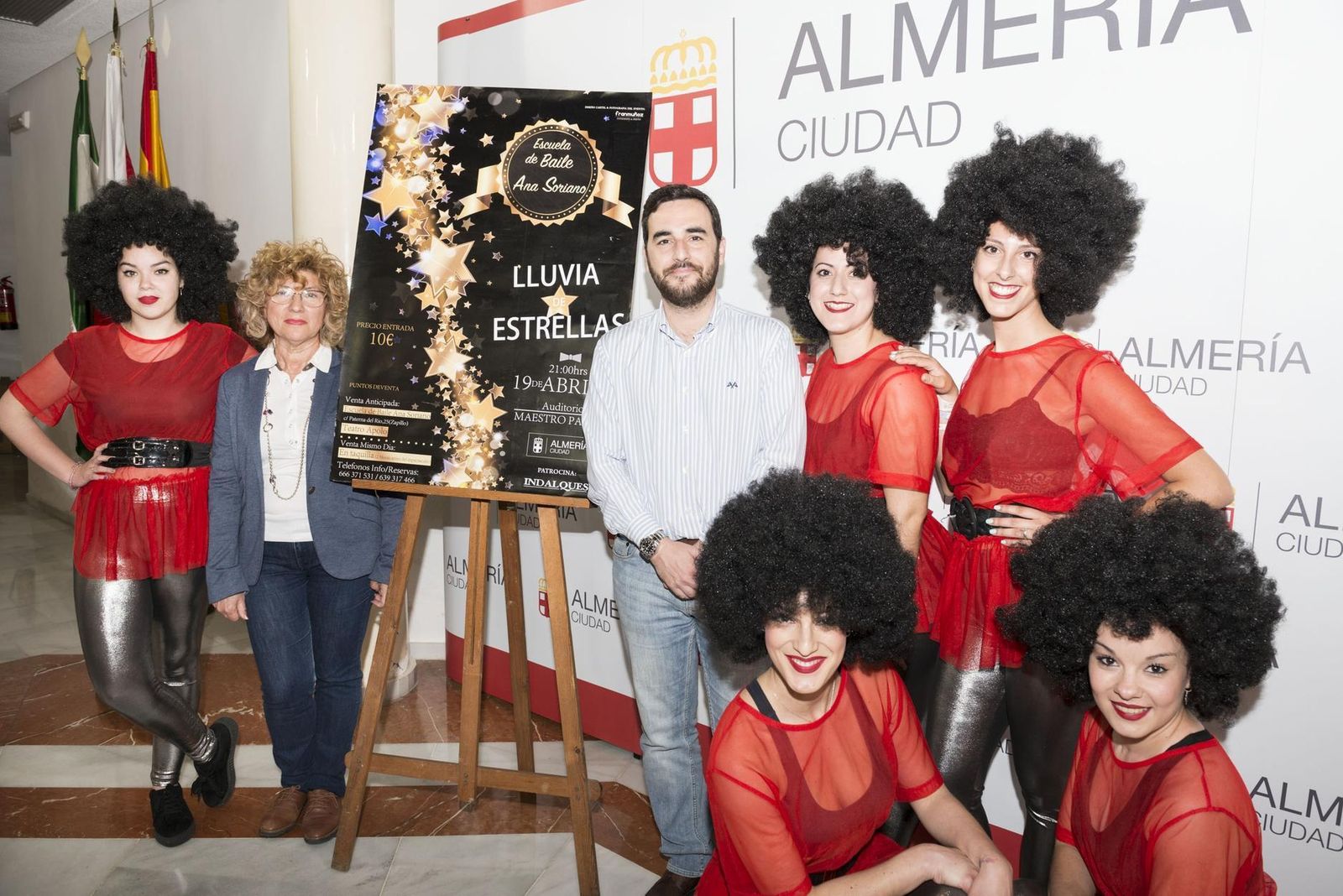 Carlos Sánchez junto a Ana Soriano y algunas participantes presentando 'Lluvia de estrellas'.