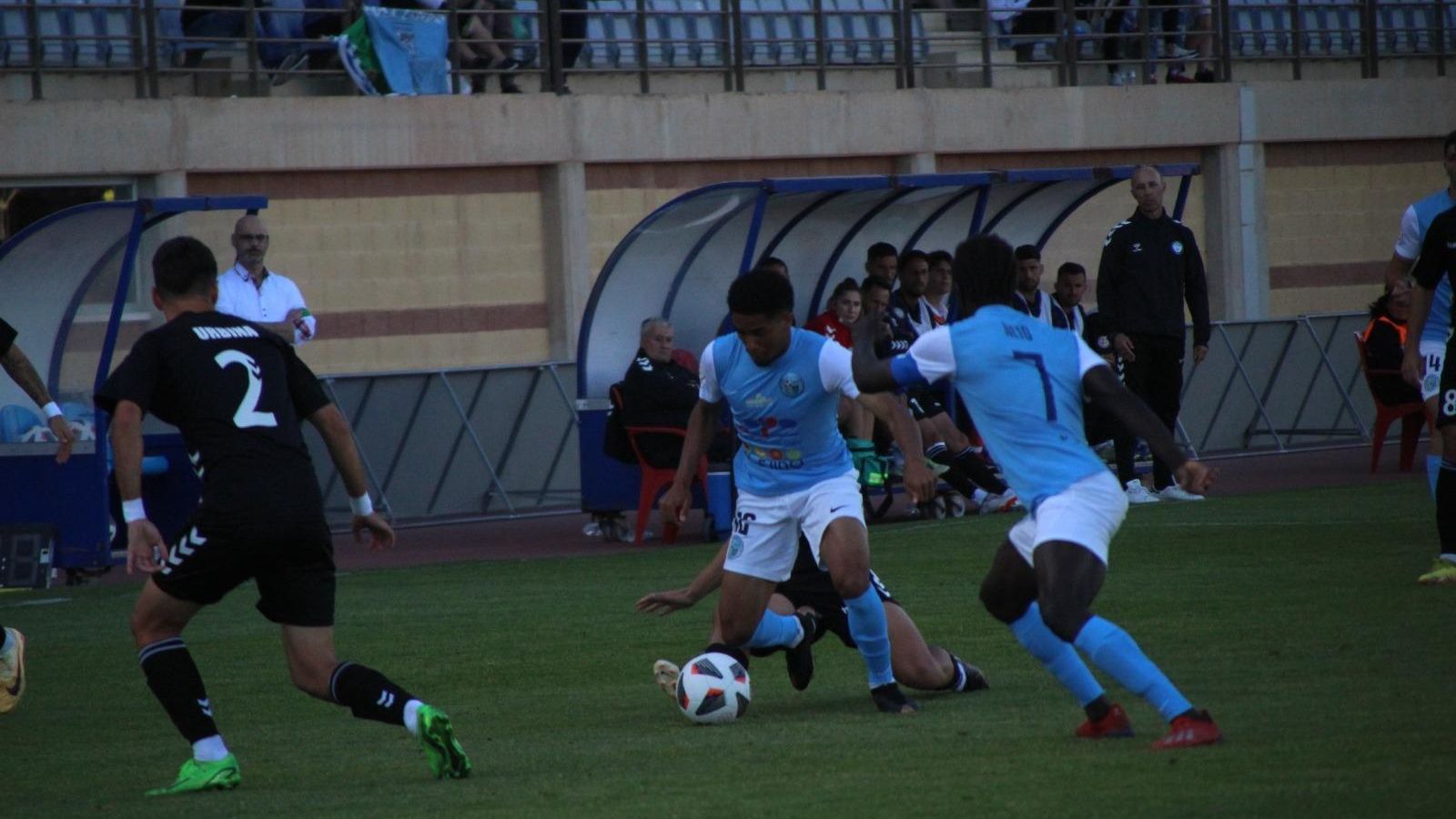 Caio Emerson se marcha de un rival en el encuentro disputado en Santo Domingo.