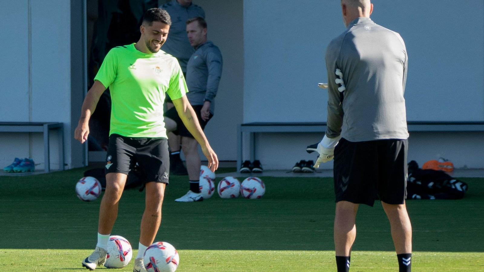 Fornals se ejercita en la Ciudad Deportiva Luis del Sol.