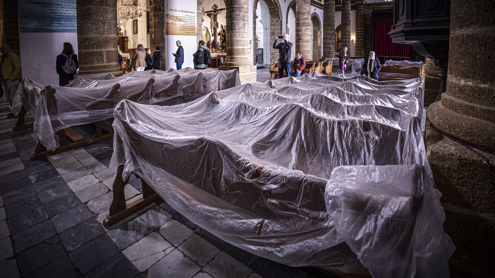 Las imágenes de los efectos de la lluvia en la Parroquia de Santa Cruz (Catedral Vieja) de Cádiz