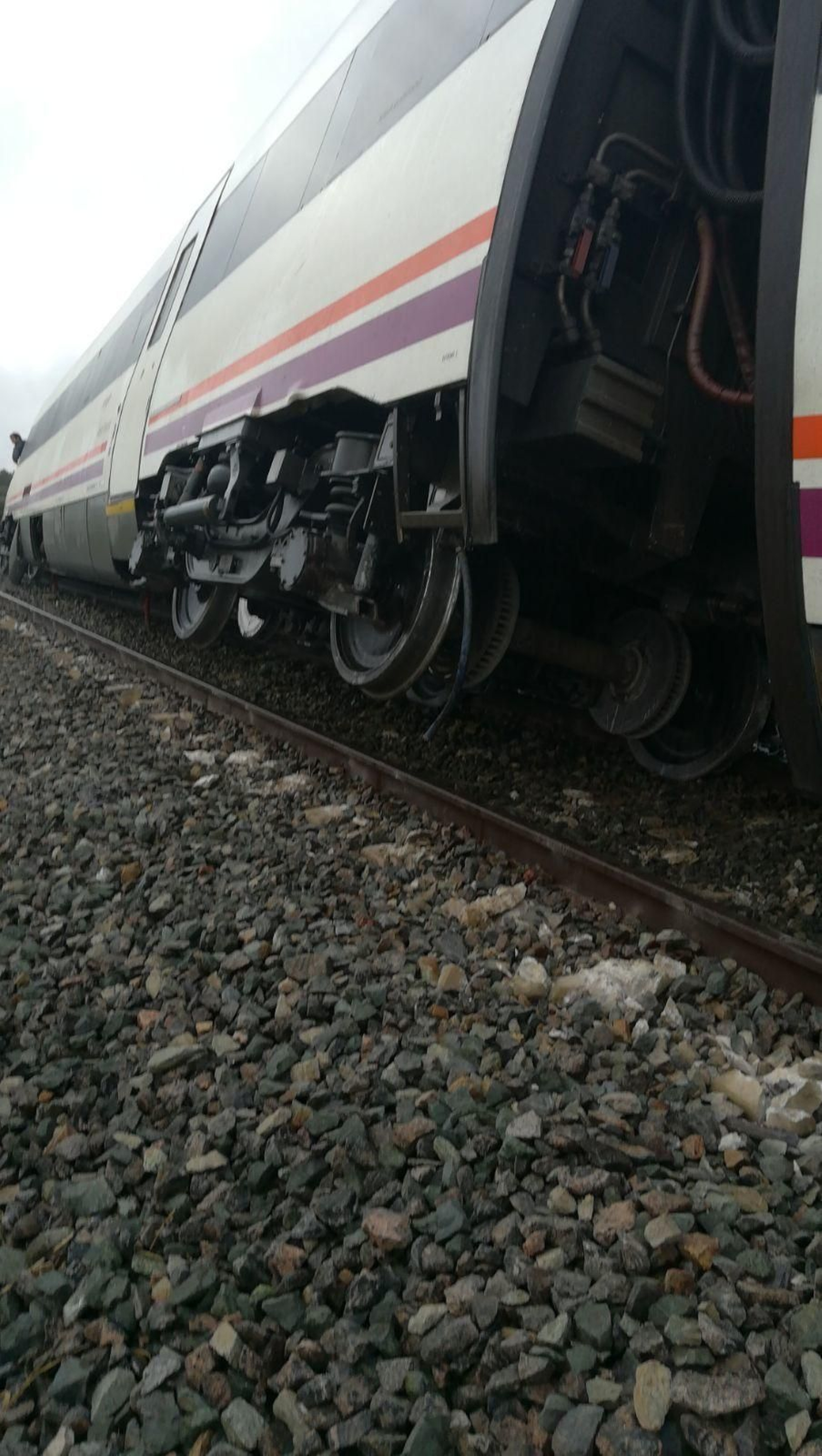 Detalle del tren fuera de la vía