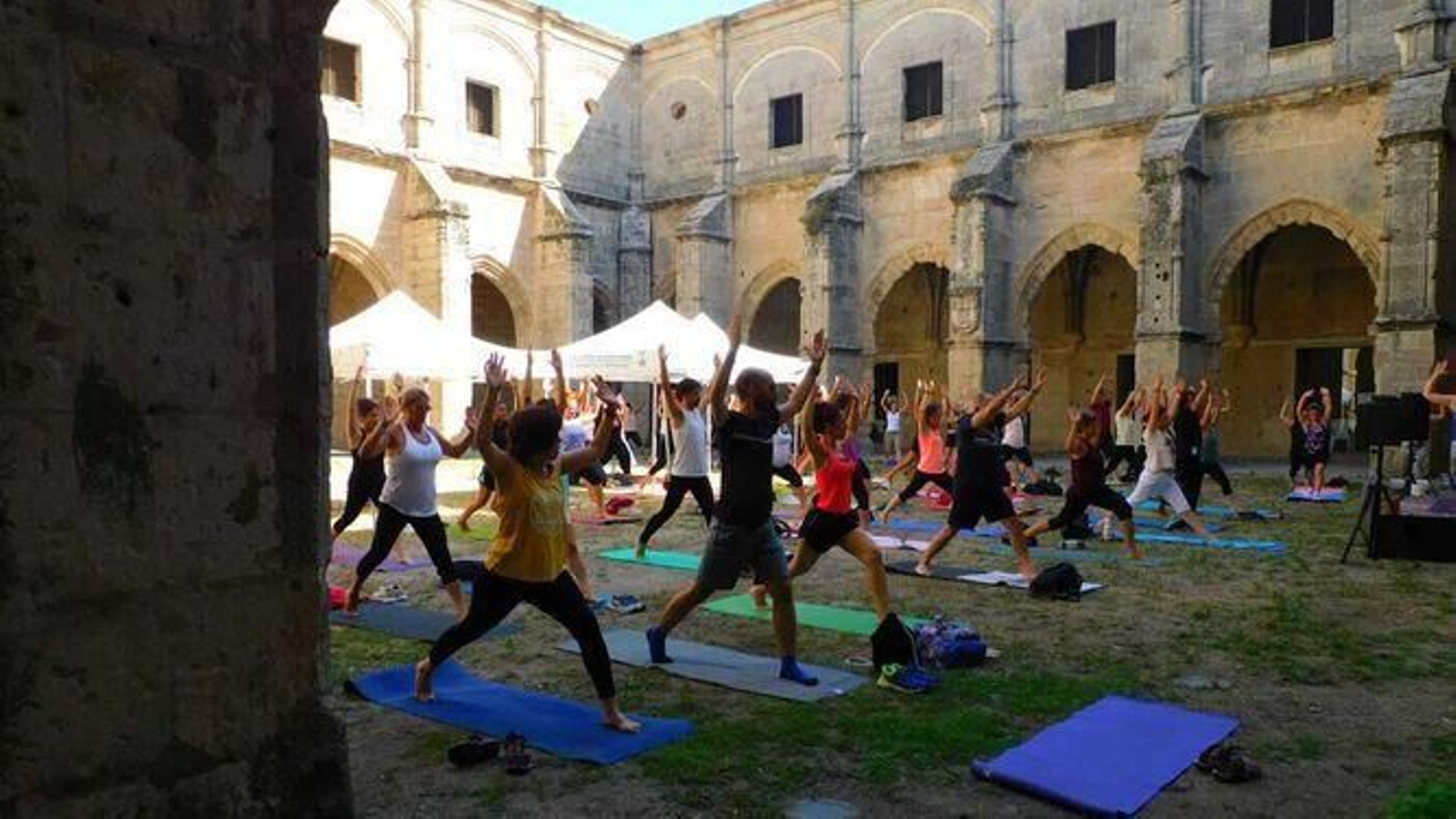 Una de las clases de yoga celebradas el pasado año en el claustro del Monasterio de la Victoria.